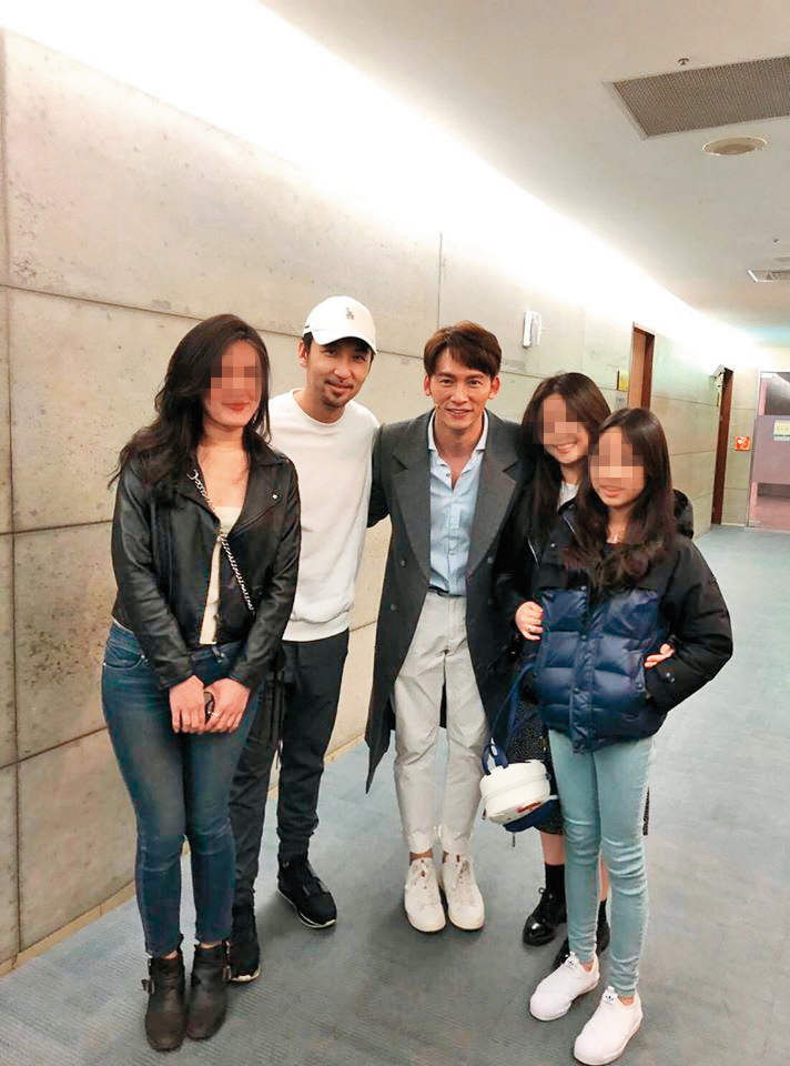 温昇豪(中)造訪嘉仕美整形外科診所。左二為李進良。(翻攝自嘉仕美整形外科診所臉書)
