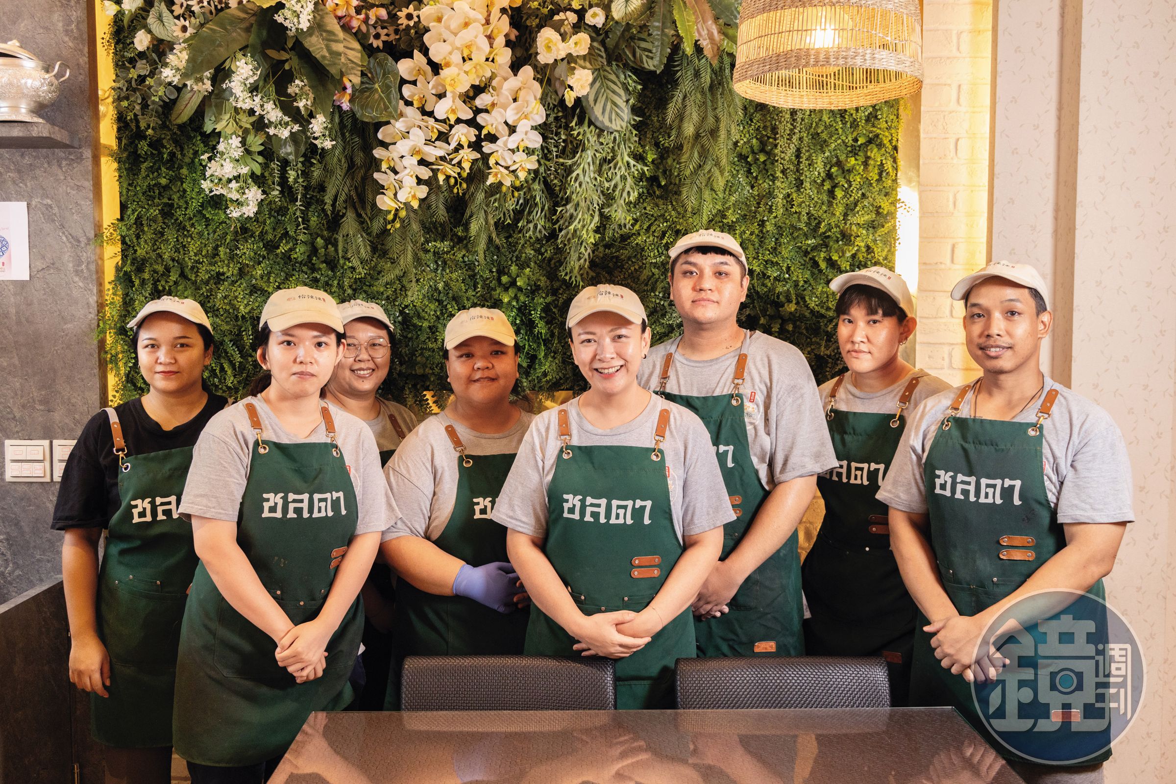 「恰辣辣泰式料理CHA LALA THAI CUISINE」從老闆穆惠英(右四)到所有工作人員都來自泰國,餐廳氣氛也因他們的熱情變得非常活潑。