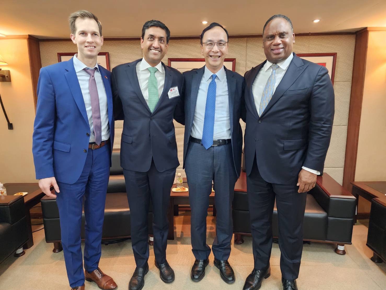 朱立倫（右2）去年2月接見眾議院訪團，議員康納（左2）支持大麻合法化。（國民黨提供）