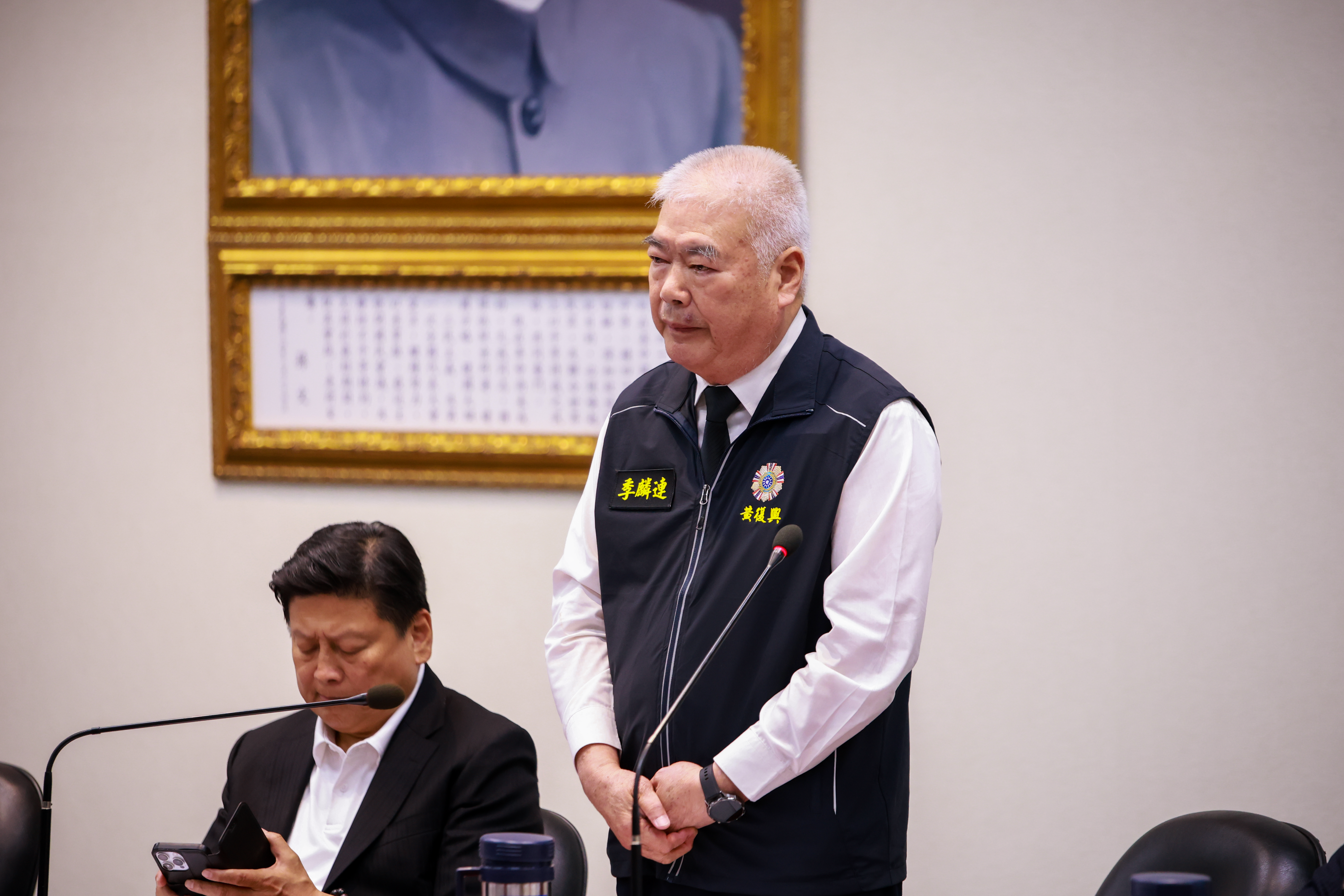 國民黨今召開中常會上，副主席季麟連壓抑不住怒氣，怒轟如果韓國瑜做出「賣黨求榮」的事，「黃復興必然挺身而出大義滅親，建請開除韓國瑜黨籍！」（文傳會提供）