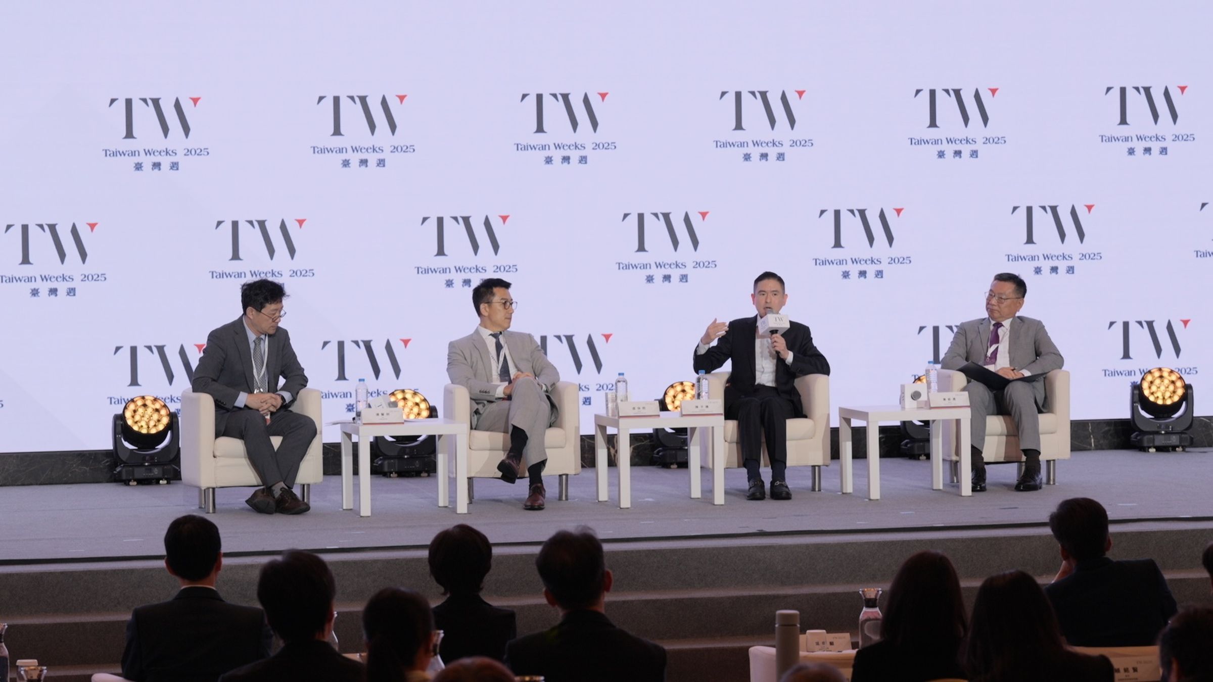 中經院連賢明院長與三位專家，針對「臺灣資本市場攜手企業跨越變局」展開精采的跨界對談，激盪出實戰策略與未來發展新方向。