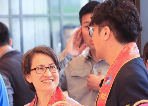 蕭美琴PO背影照問「猜猜我在跟誰講話」。（翻攝自蕭美琴Threads）