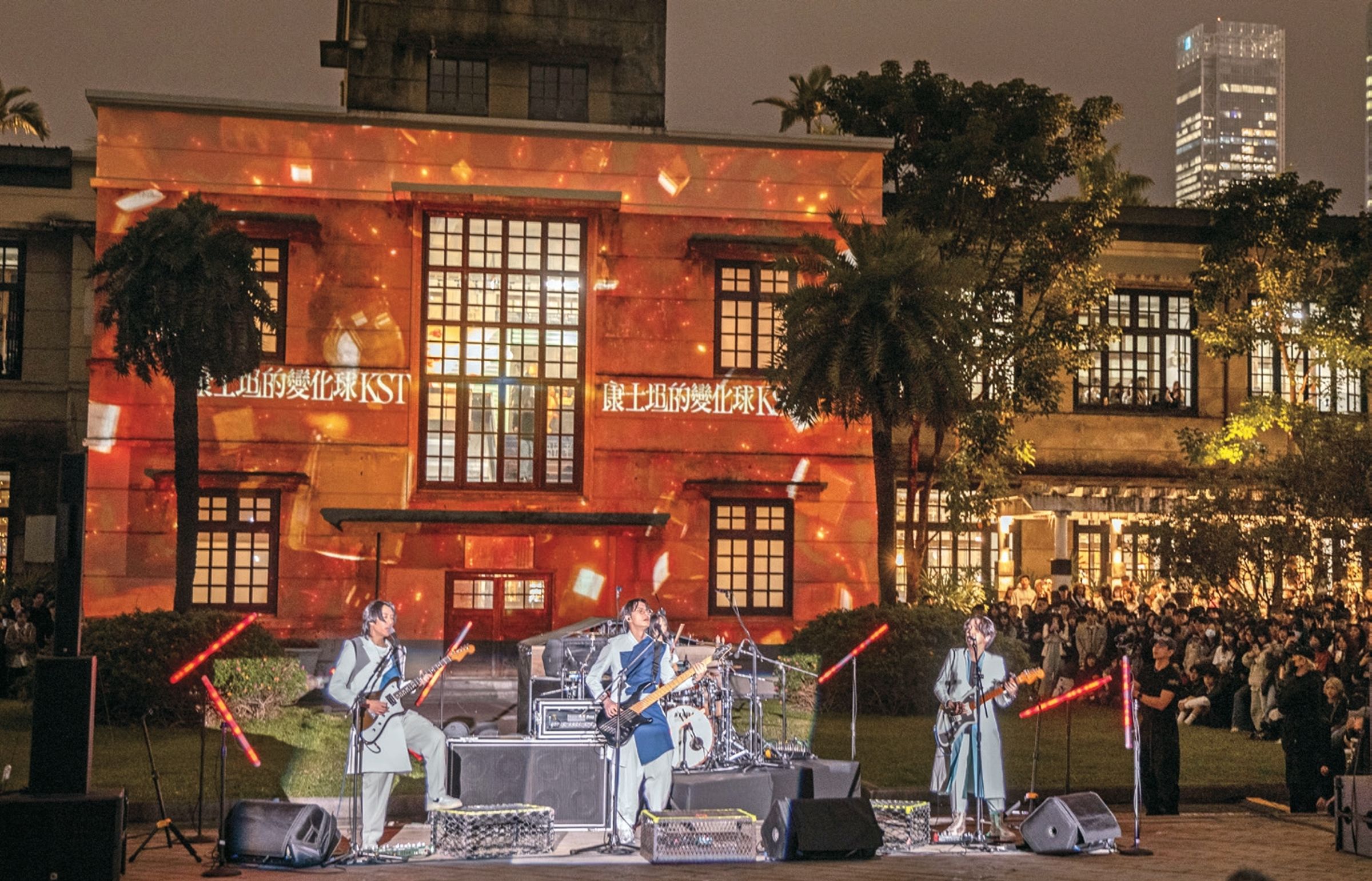 「松菸夜光花園」透過交織流動的光影與音樂，為夜晚挹注繽紛光彩。（攝影／林育緯）