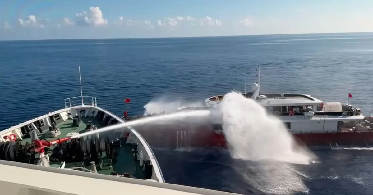 台灣東沙海域昨天有中國漁船越界，海巡「雲林艦」連續廣播3次驅離無效後，改採水砲噴向駕艙驅離。（海巡署提供）