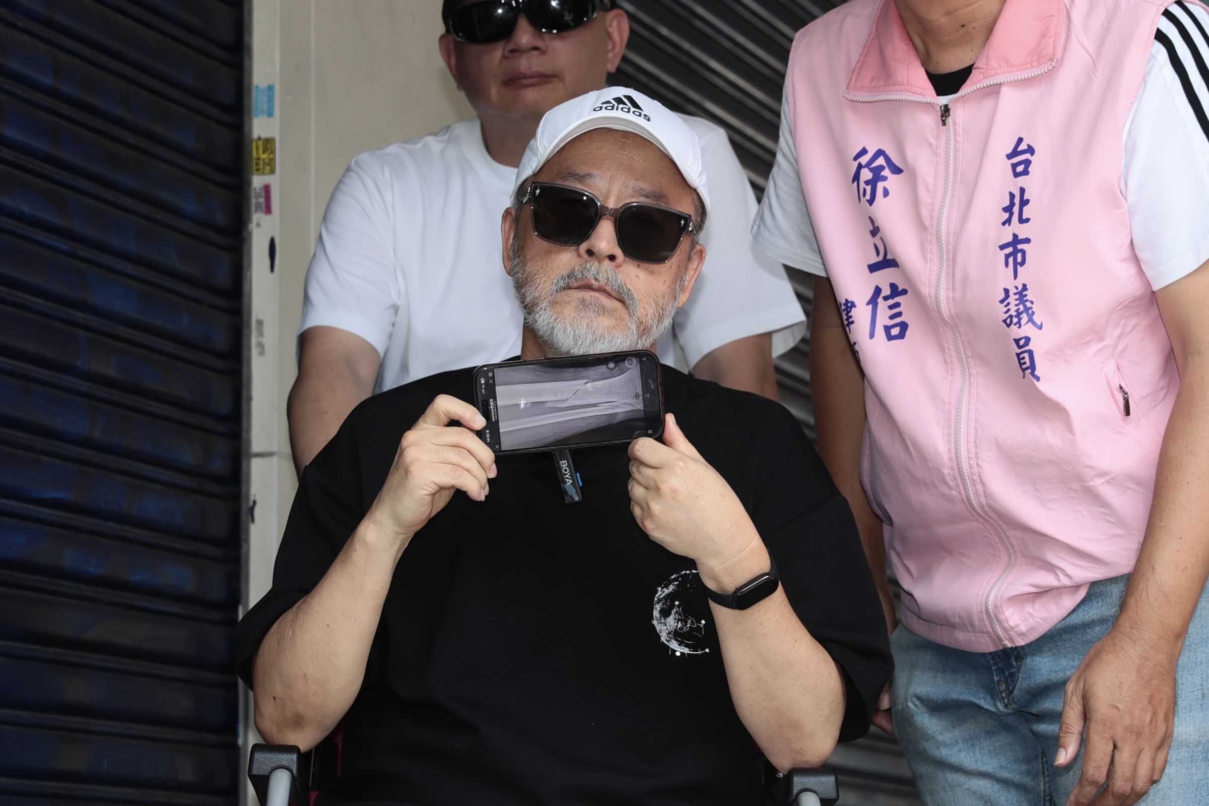 班鐵翔現身控訴十分無奈生氣。鏡報 林煒凱攝