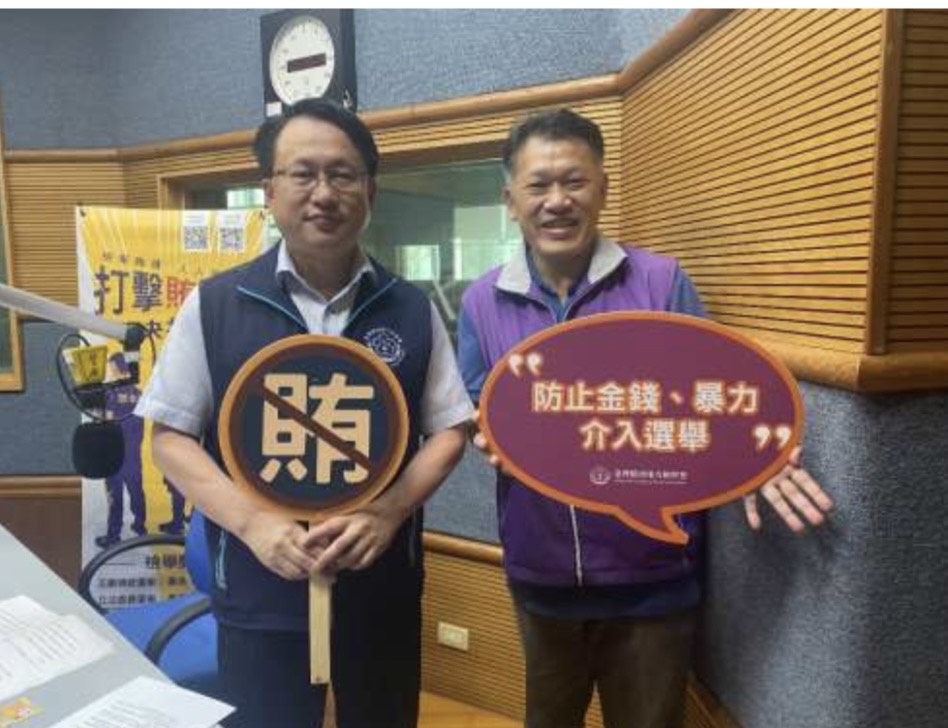 檢察長張春暉（左）與警廣高雄分台台長合影。（橋頭地檢署提供）