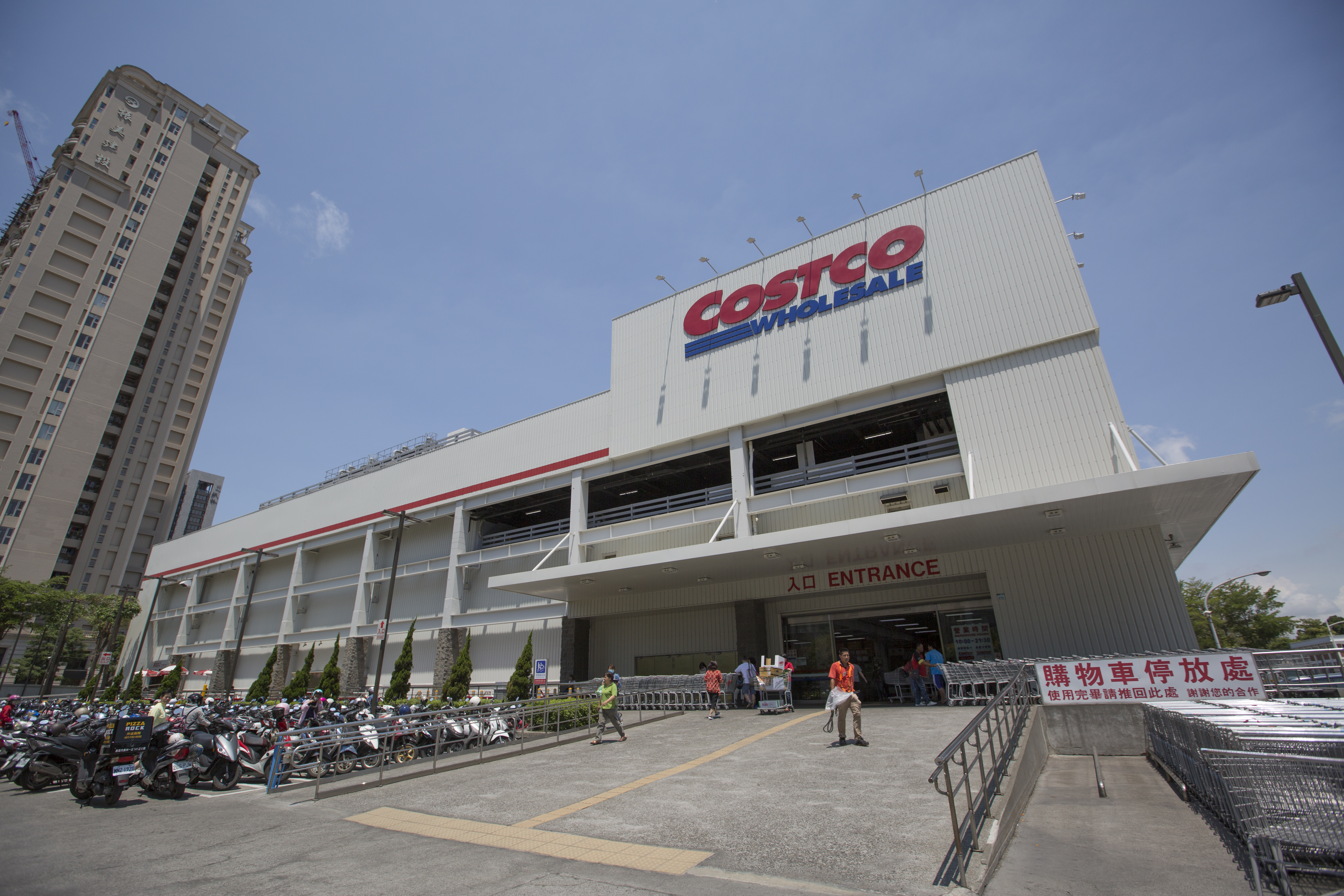 不少人逛美式賣場好市多時，會把商品的空紙箱帶走利用。