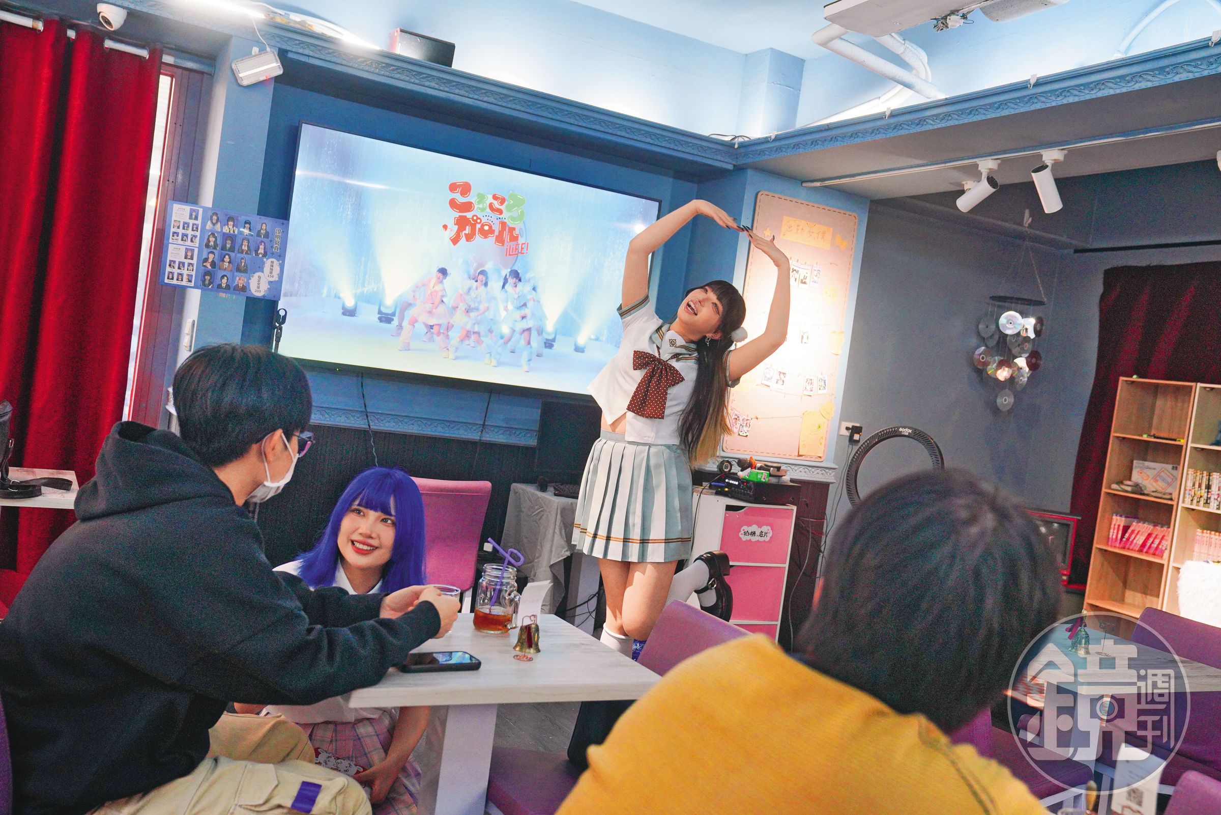 女僕服務除了聊天,也接受客人點「表演」,一律250元 。每當女僕表演,都會炒熱店內氣氛。