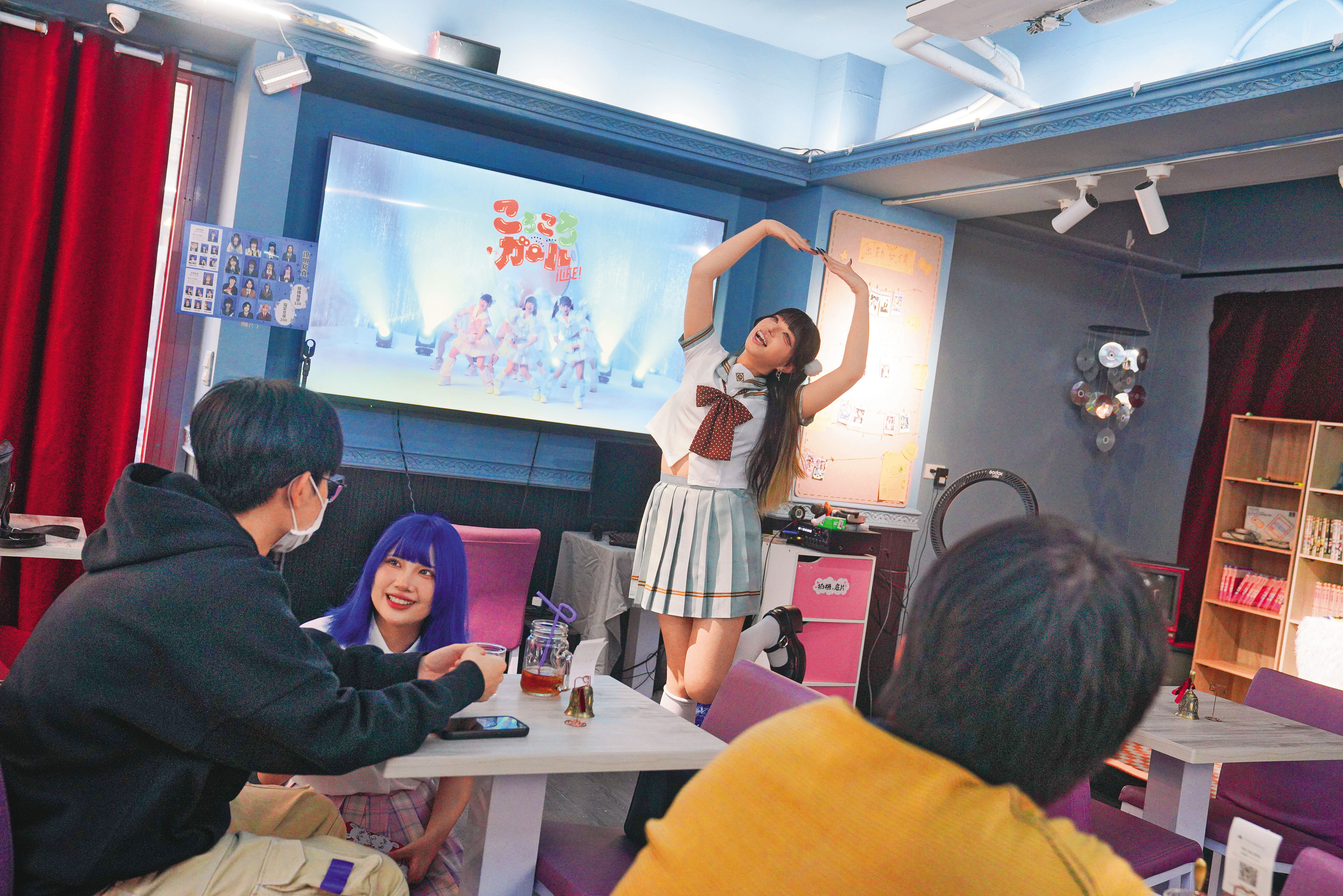 女僕服務除了聊天，也接受客人點「表演」，一律250元 。每當女僕表演，都會炒熱店內氣氛。