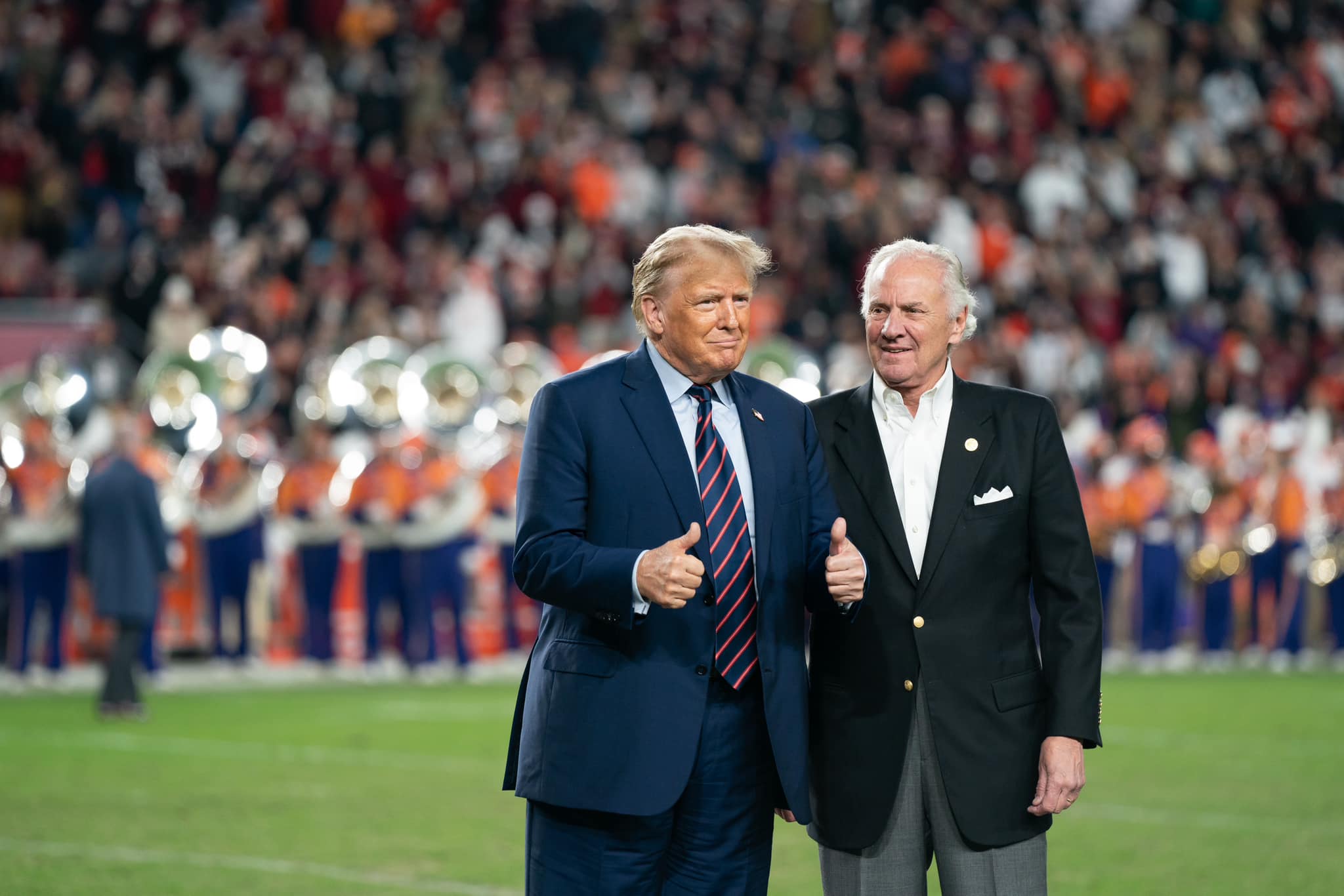 美國前總統川普（左）日前遭科羅拉多州法院撤銷這次總統大選的提名資格，成為歷史新頁。（翻攝自Donald J. Trump臉書）