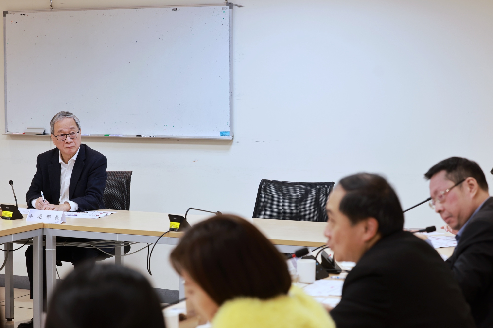文化部長李遠邀請連鎖影城,及獨立戲院代表與公會成員,針對後疫情時代戲院經營與國片推廣進行深度交流。(文化部提供)