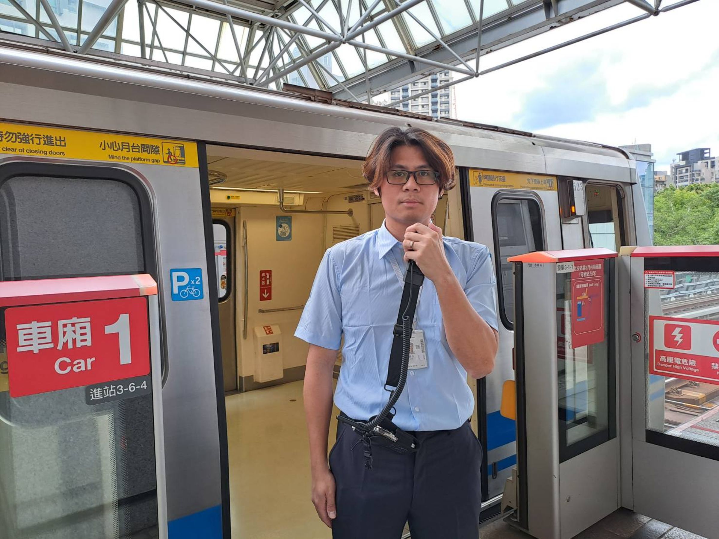 北捷行車專員連穎承日前在車廂內撿到後背包，裡面有150萬現金，最後順利將現金物歸原主。（北捷提供）
