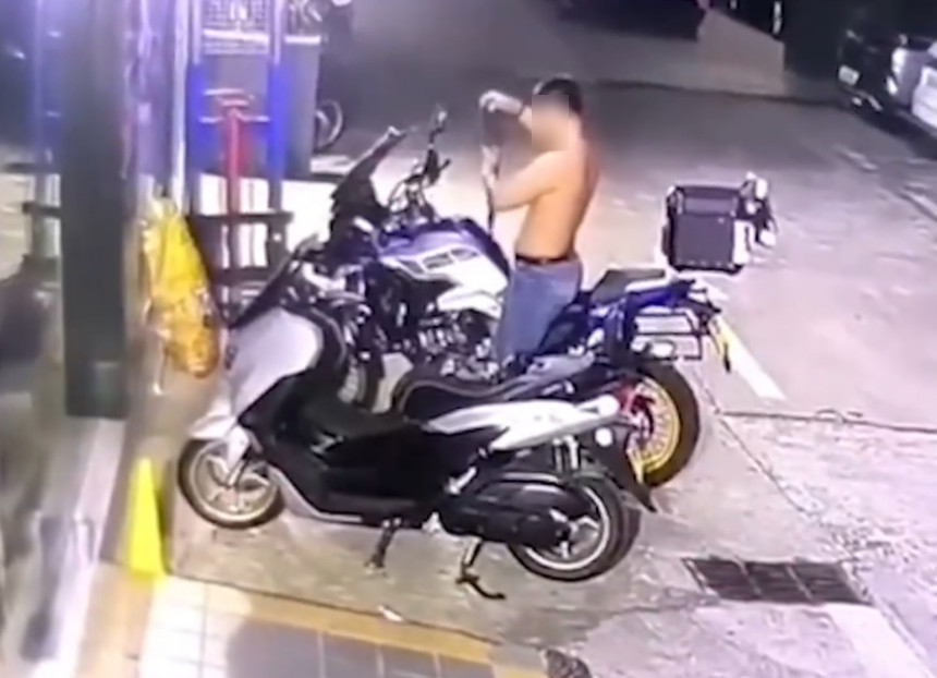 半裸男騎上重型機車，前後磨蹭機車油箱進行猥褻。（翻攝bililbili）