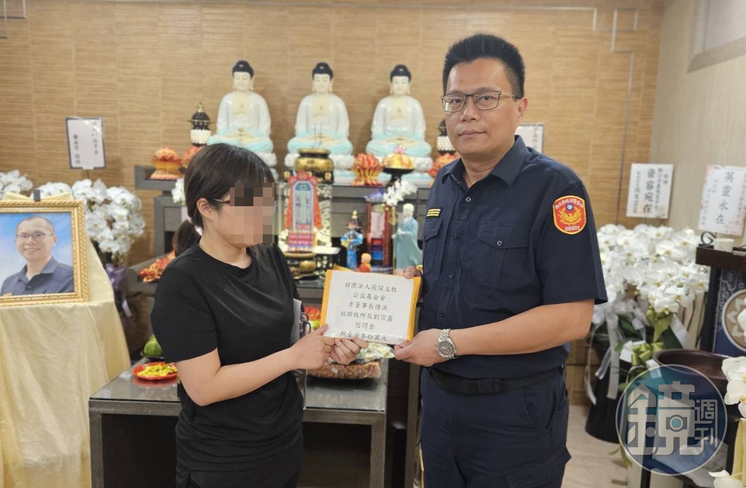 薇閣基金會李傳洪董事長捐30萬元慰問金給劉所長遺孀(左),由土城分局長陳建龍代為轉交。