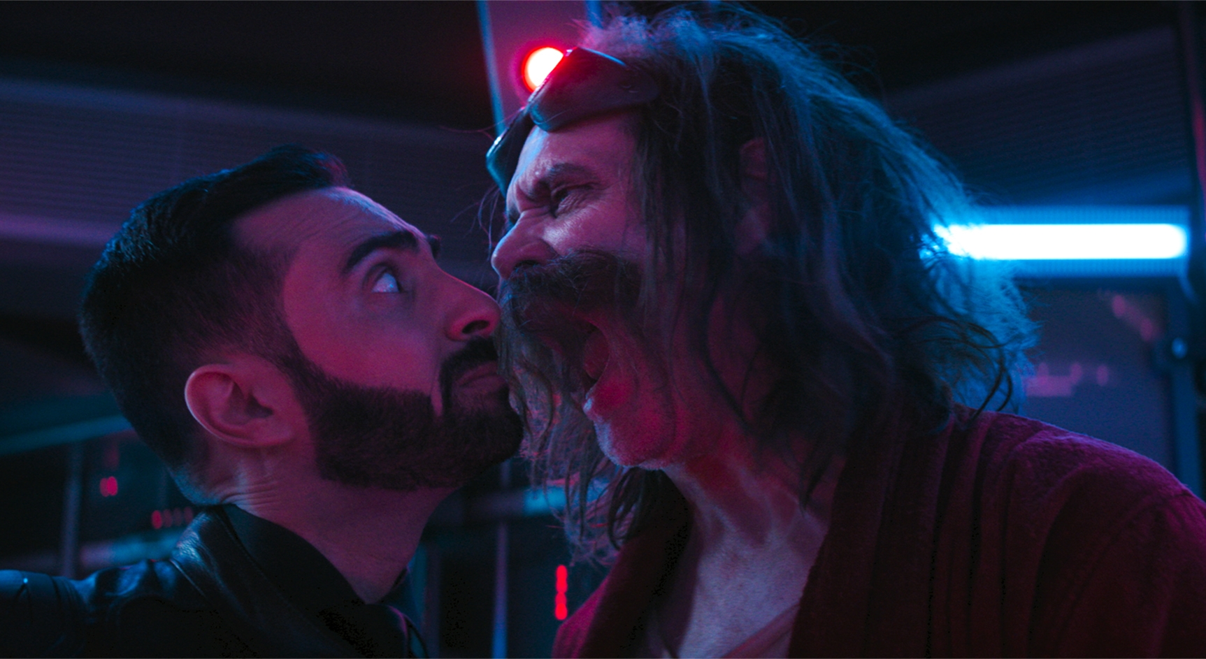 金凱瑞同時扮演蛋頭博士（左），跟蛋頭博士的祖父傑拉德教授（右），最符合他浮誇的戲路了。（UIP提供）