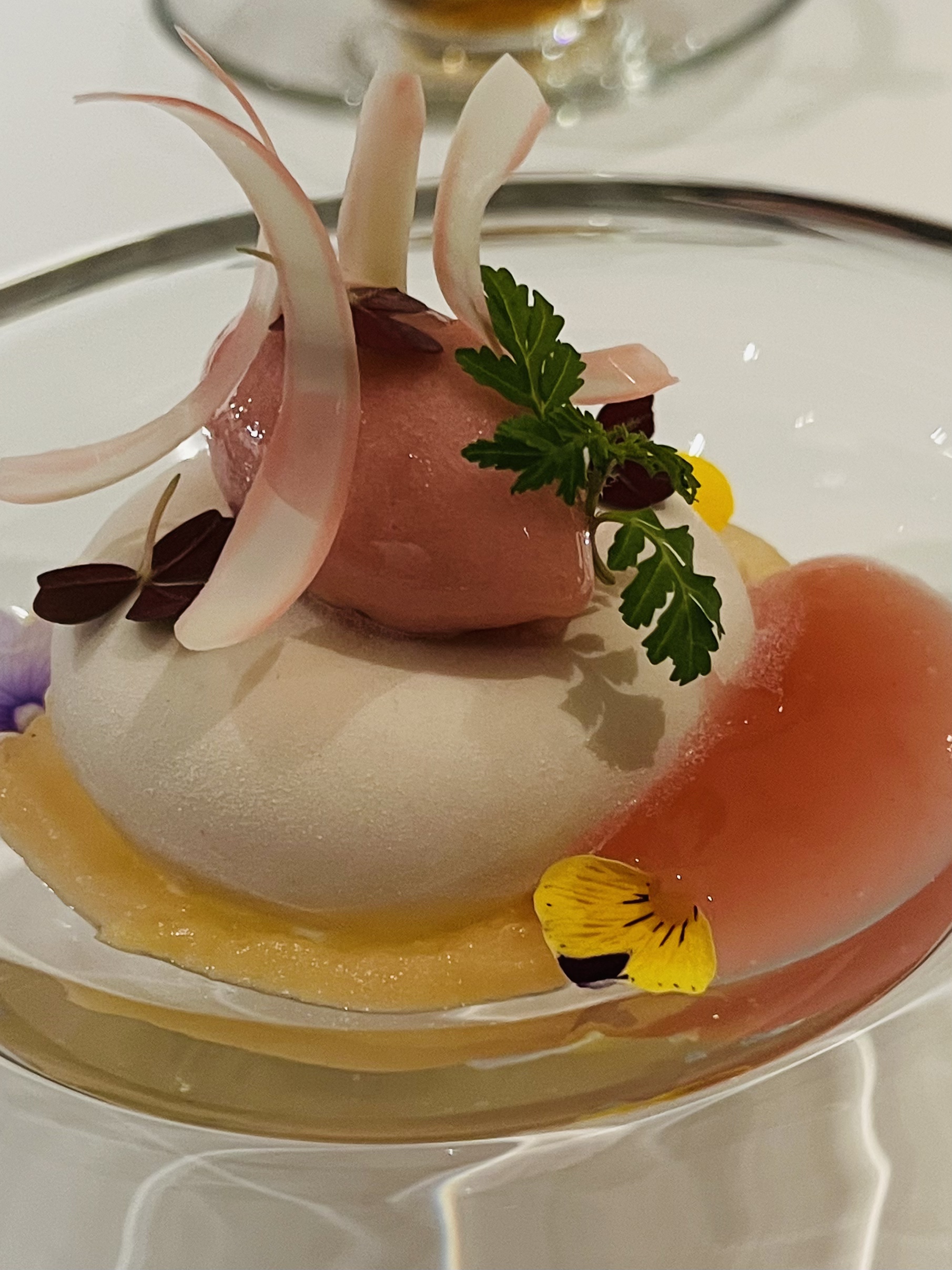 酸酸甜甜的「水蜜桃、雪酪、白巧克力」，是最能代表春天的甜點。