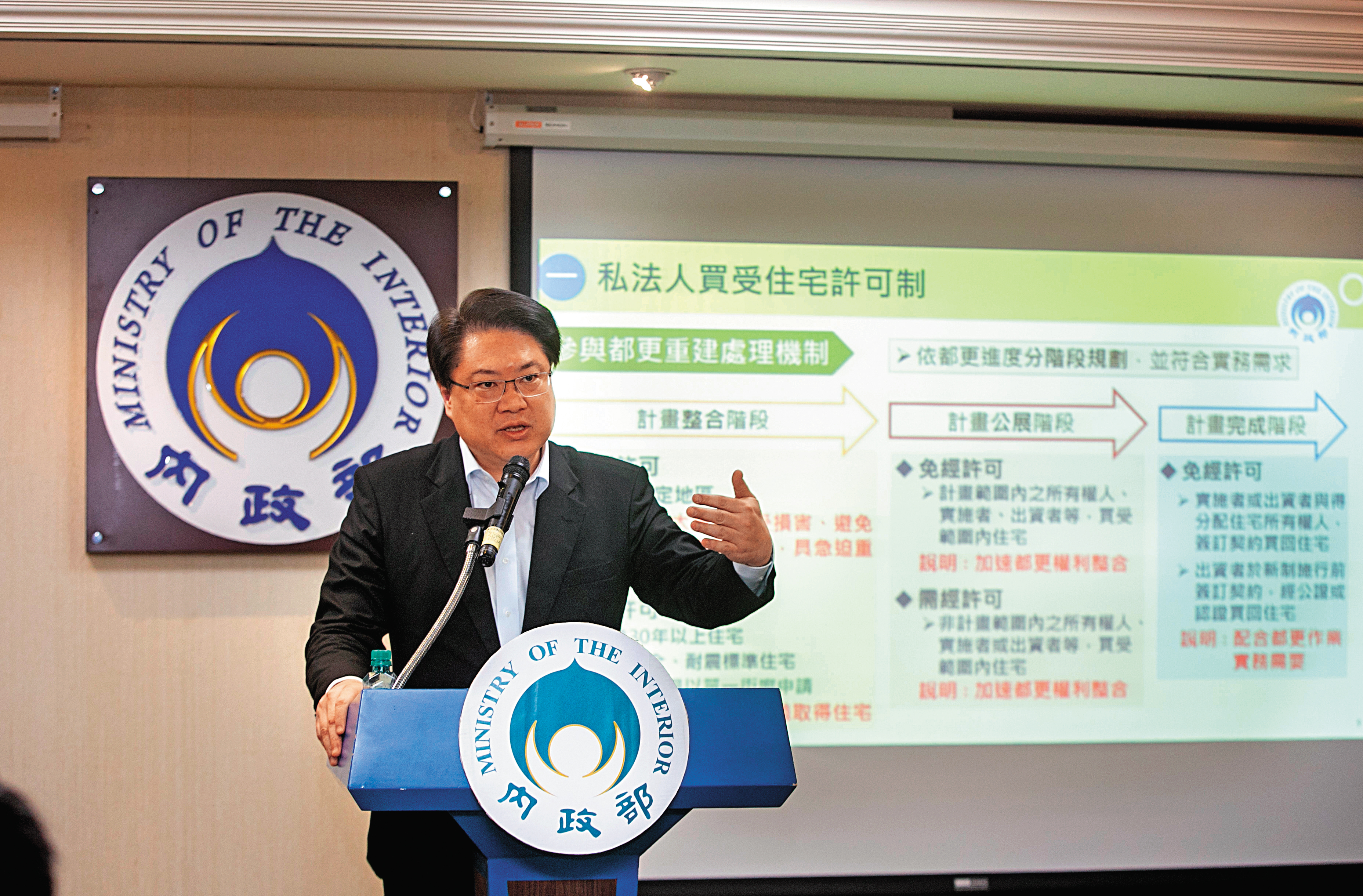 縱使政府持續打炒房,但成本居高不下,房價指數仍寫下歷史新高。圖為內政部長林右昌。