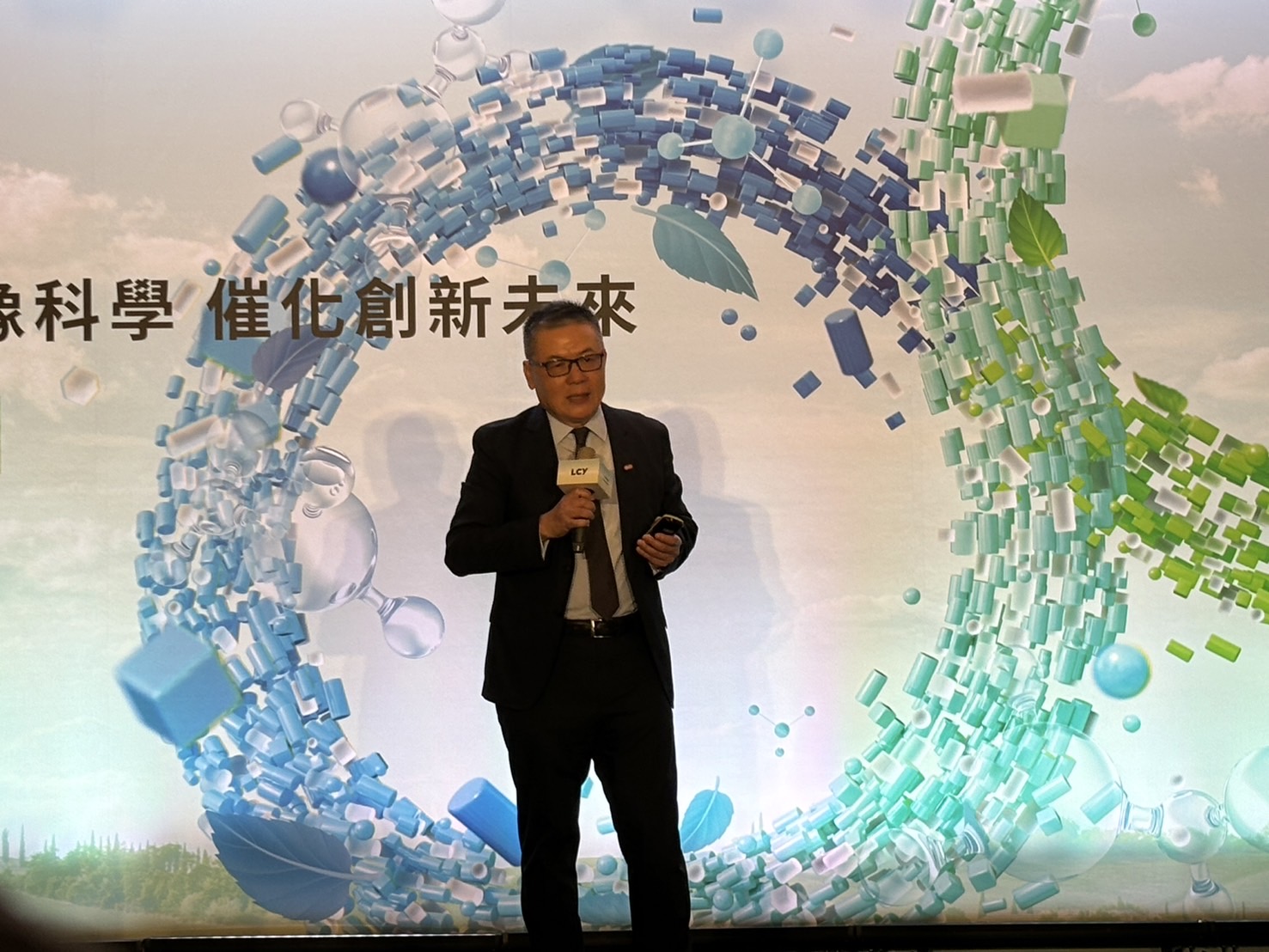 李長榮總經理劉文龍表示,本次企業轉型至關重要,將努力實現公司在2030年永續產品達20%的目標。