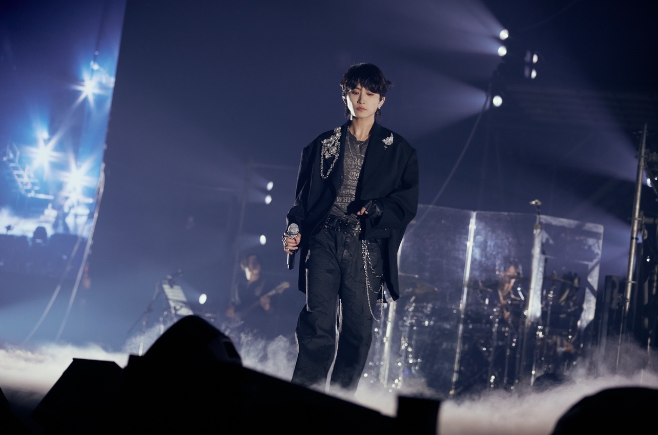 邱鋒澤演唱了〈天黑請閉眼〉、〈Shining Star〉等歌。（圖／寬宏藝術 X 原音娛樂提供）