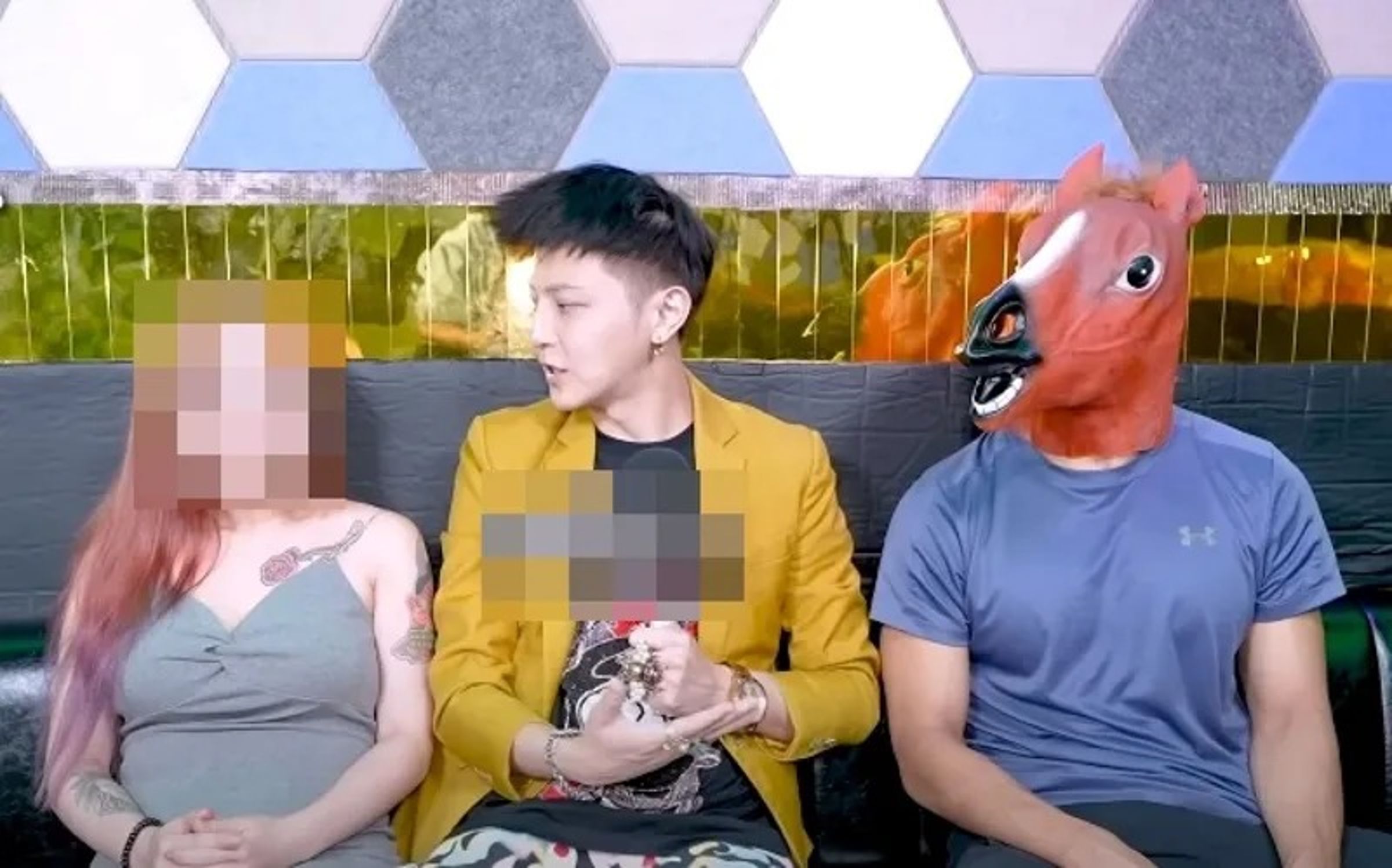 染毒劉女10月曾在小哥哥艾理(中)頻道中,與陌生男子拍攝18禁片。(翻攝自小哥哥艾理YT頻道)