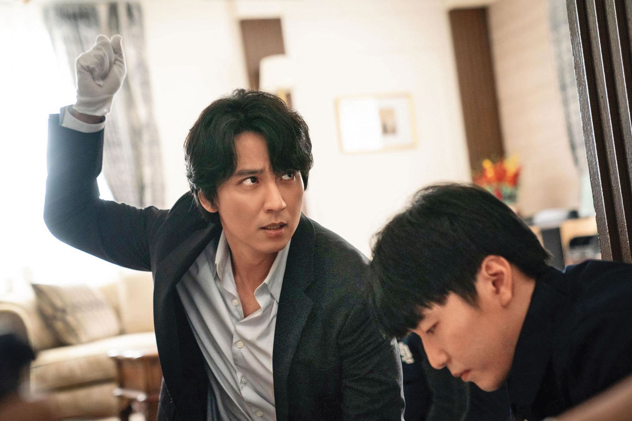 韓劇《解讀惡之心的人們》以權一容為原型，金南佶（左）飾演的側寫師直面殺人犯，戲劇重現韓國警界首次建立犯罪分析體系的歷程。（愛奇藝國際站提供）