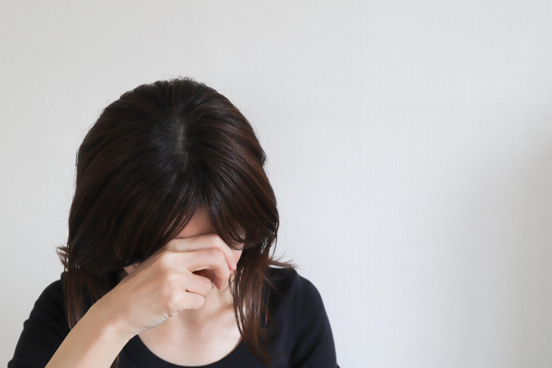 一名女網友無法接受男友長期網購陌生女子的二手鞋,為此陷入憂鬱。(示意圖,photoAC)
