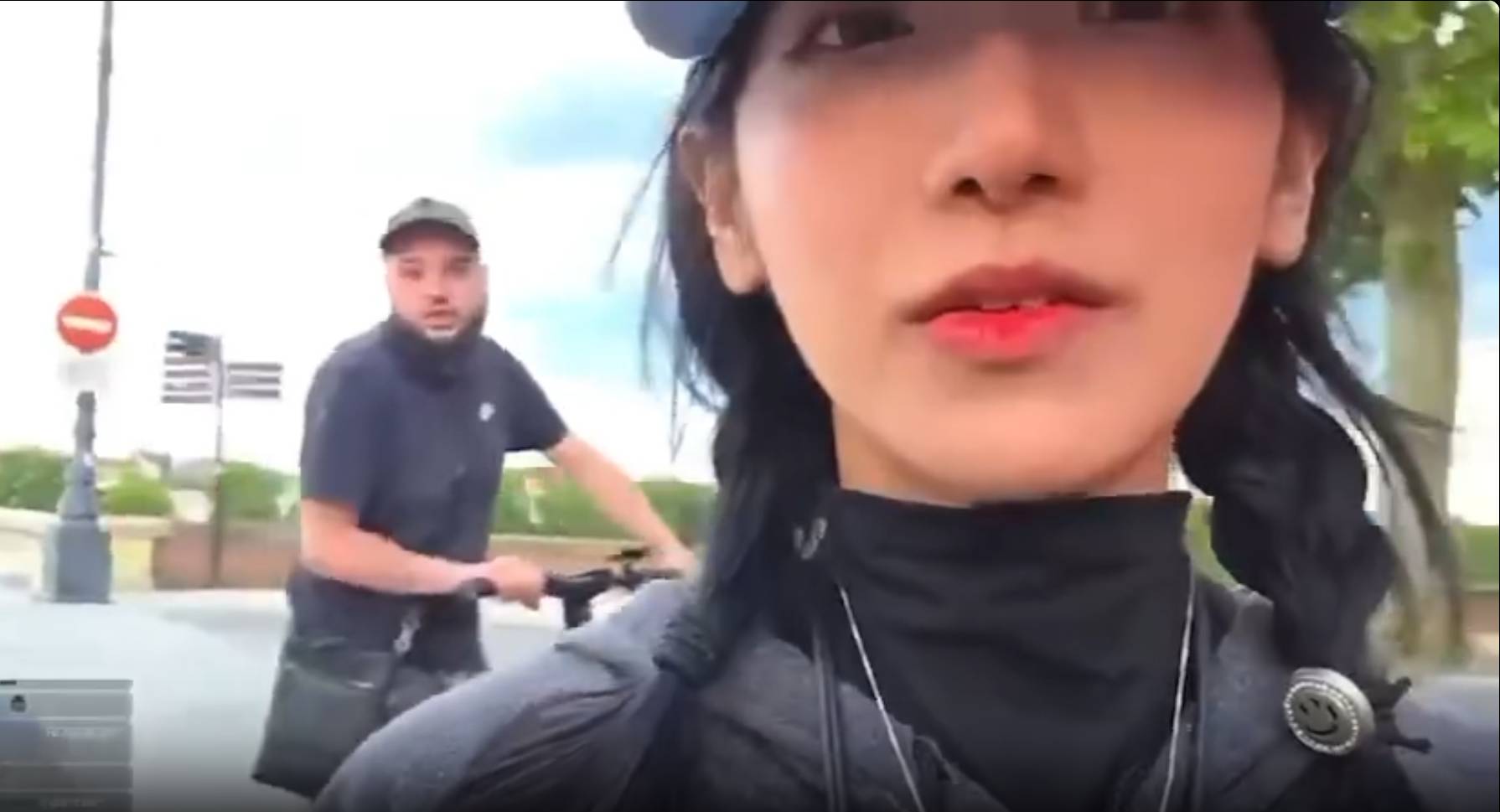 企鵝妹遭到攻擊後受到驚嚇,趕緊搭車離開。(翻攝Twitch/Jinnytty)