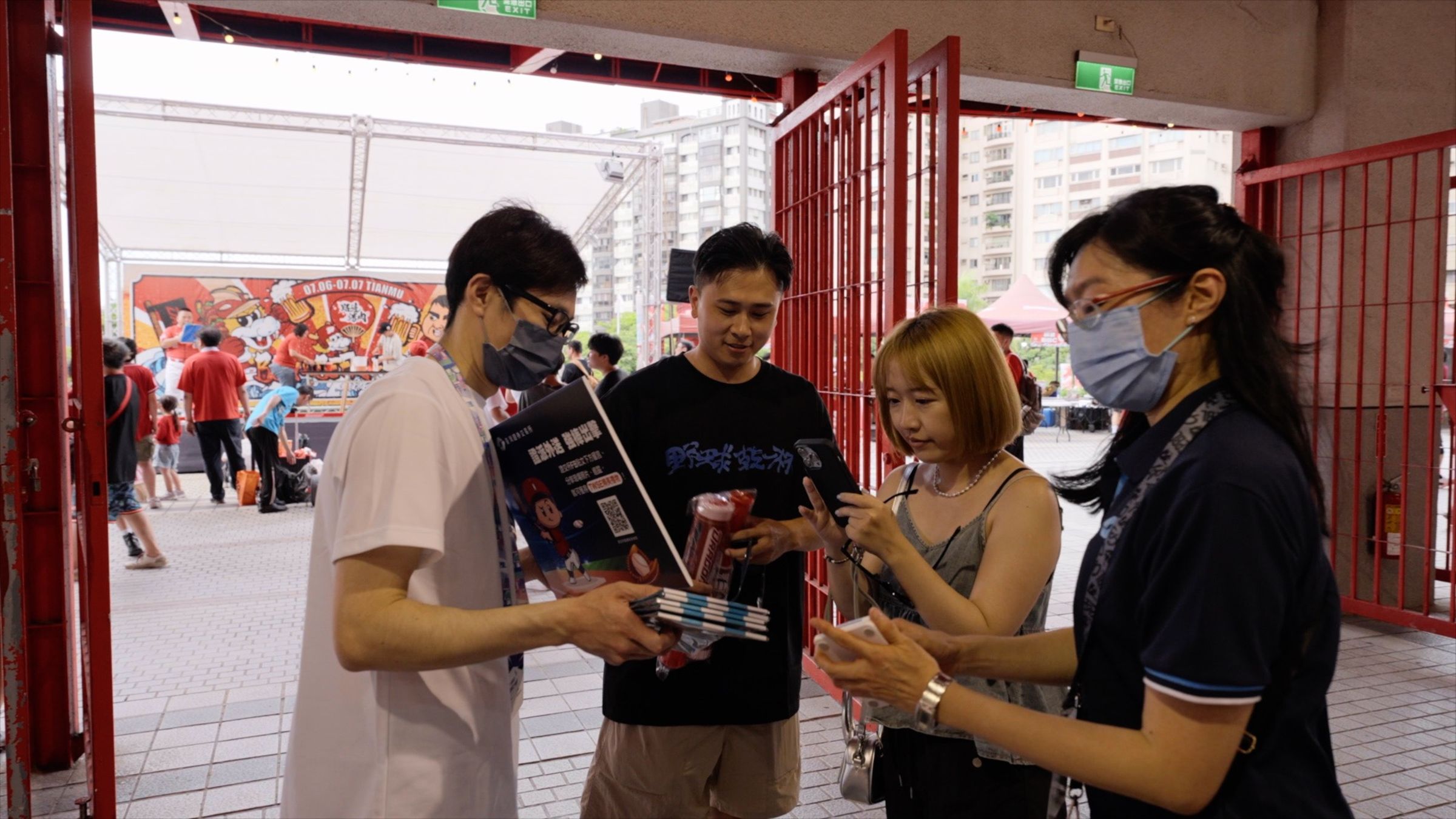 透過互動心理測驗與發放反詐小禮物,讓參與民眾在輕鬆愉快的氛圍中學習防範詐騙。