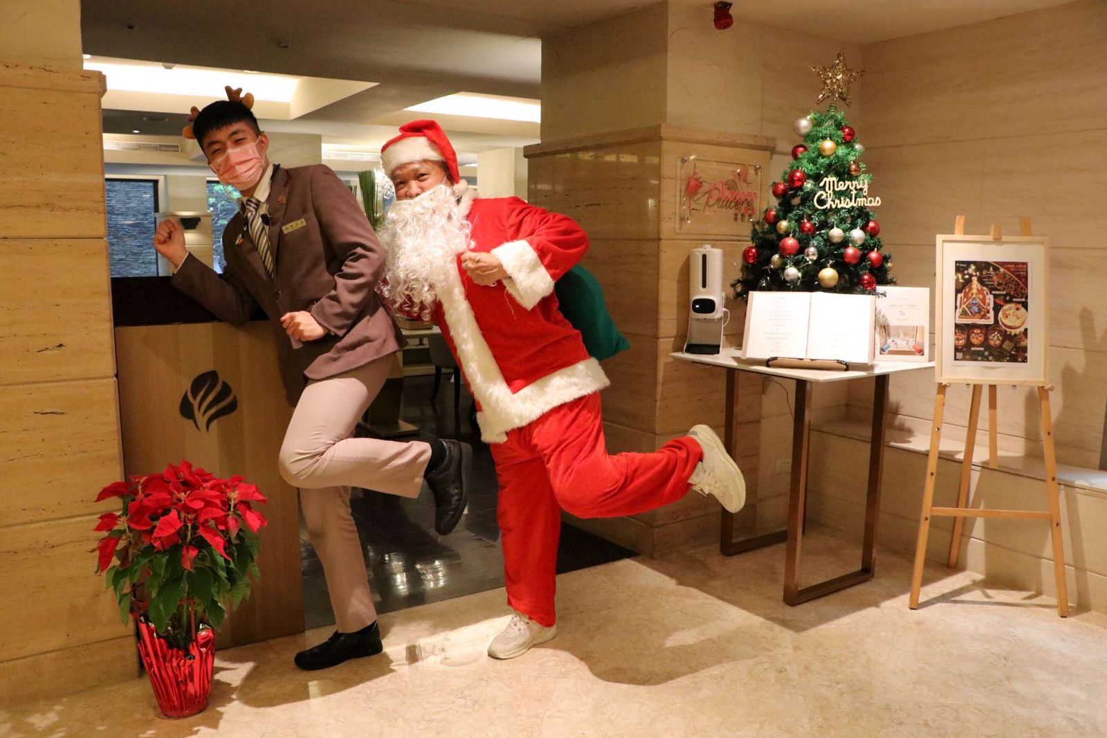 「大地酒店」推出有耶誕老人裝扮至喜歡西餐廳可享第二套半價優惠。（圖／大地酒店提供）