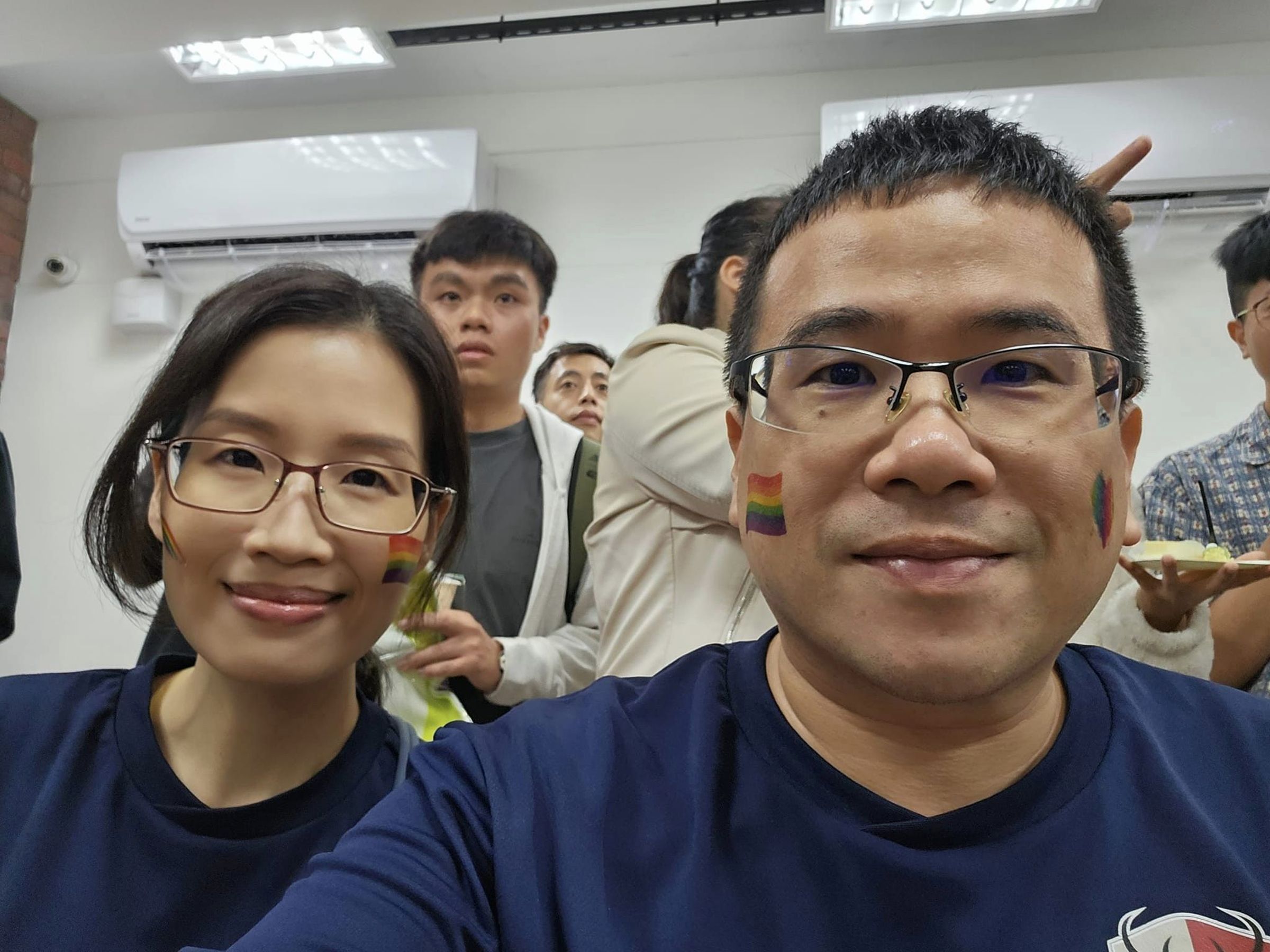 石明謹(右)被民進黨列在不分區立委名單中,他今在臉書po文,回應接受的主要原因。(翻攝自石明謹臉書)