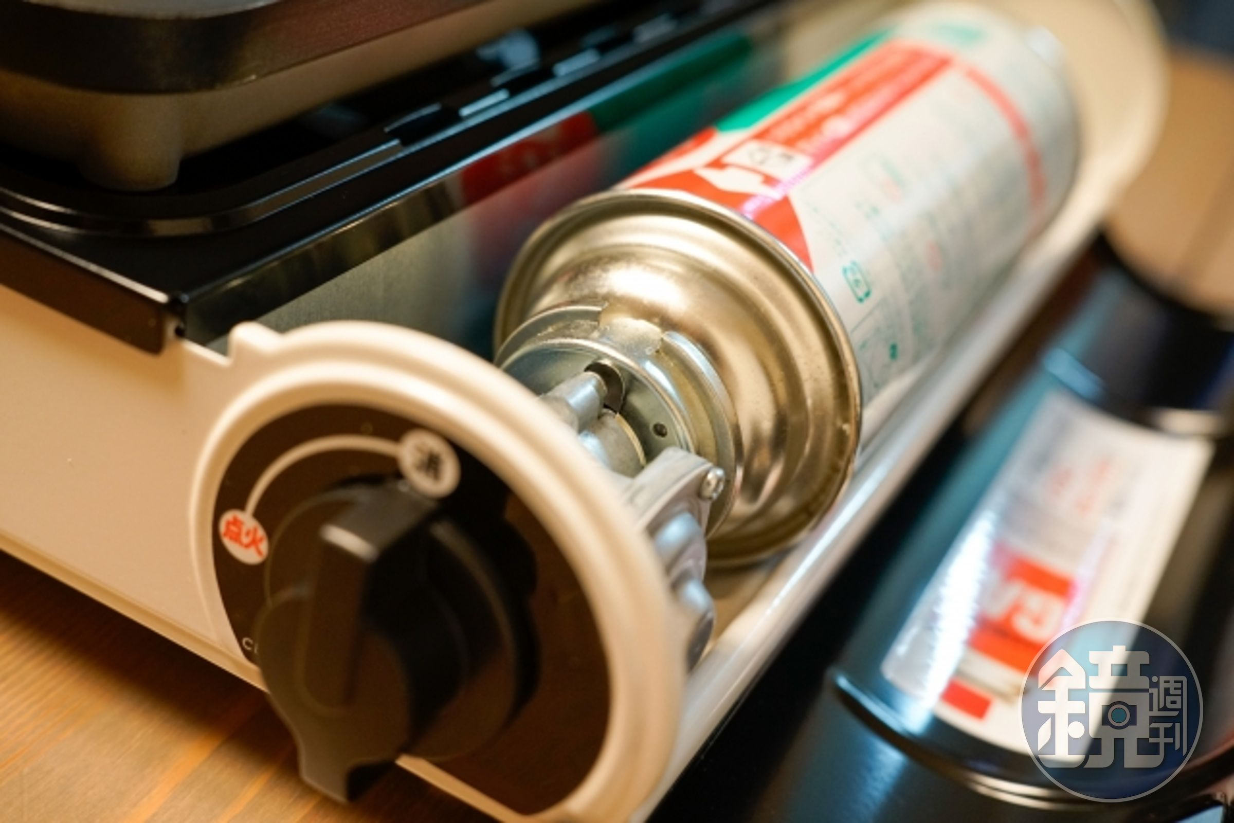 專家提醒使用卡式爐時，鍋具不能超過爐架，避免導致瓦斯罐被加溫引發爆炸。（示意圖，本刊資料照）
