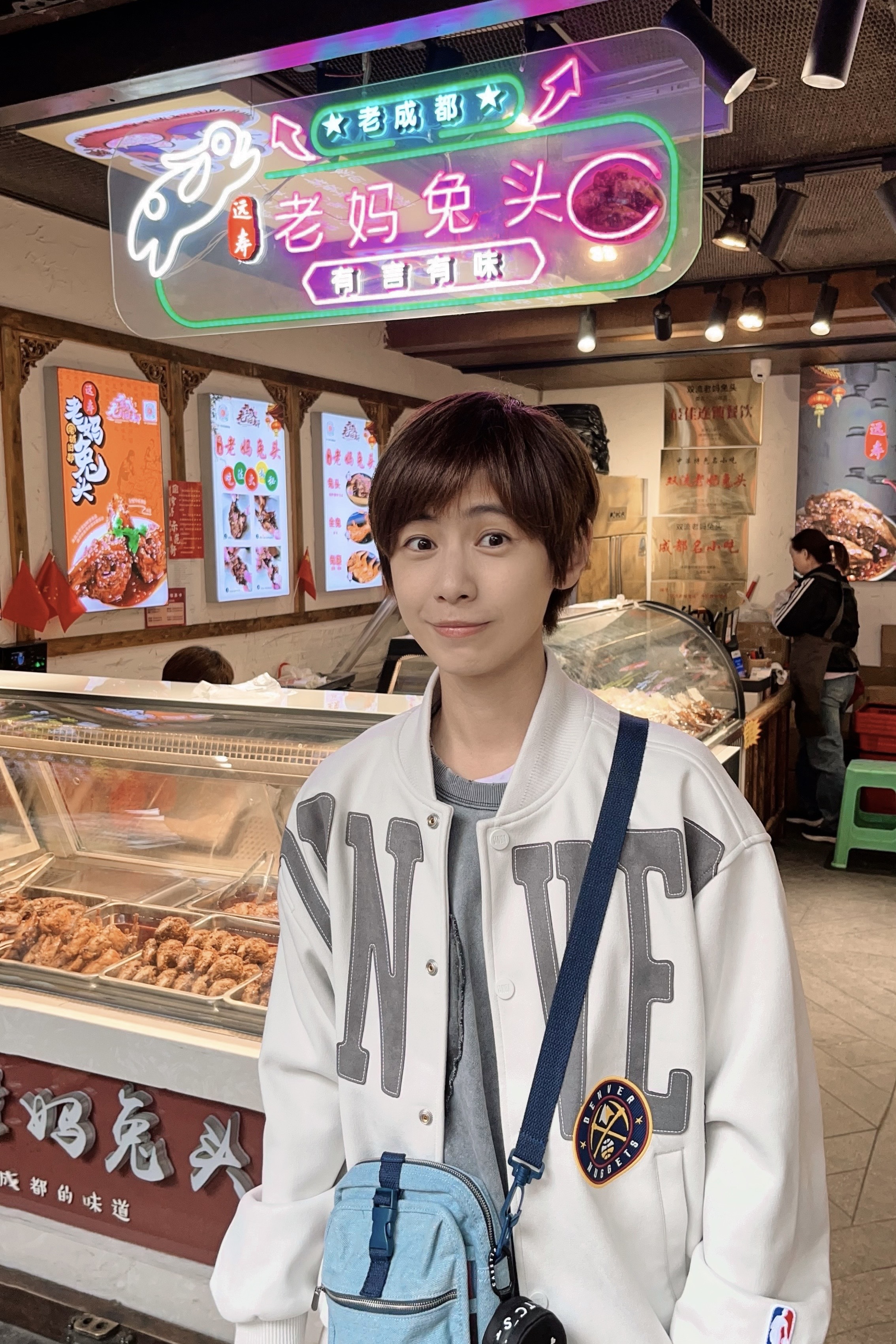 小魏嘗試了不少成都美食，唯獨對「兔頭」敬謝不敏。（相映國際提供）