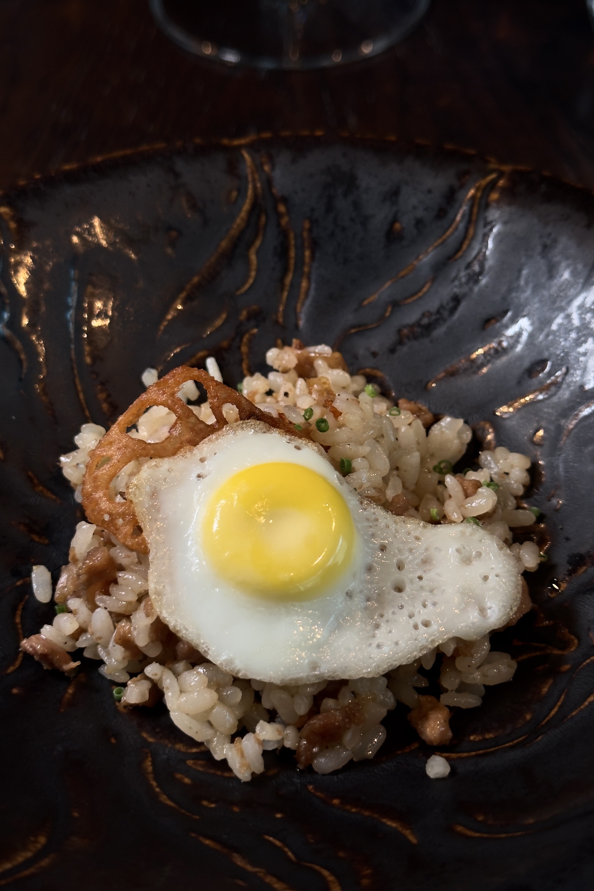 「雞鬆飯」選用花蓮香米釜炊成飯，雞鬆以白酒、奶油提香，上桌前再將雞油淋上炭火，讓煙燻氣息輕覆米飯。