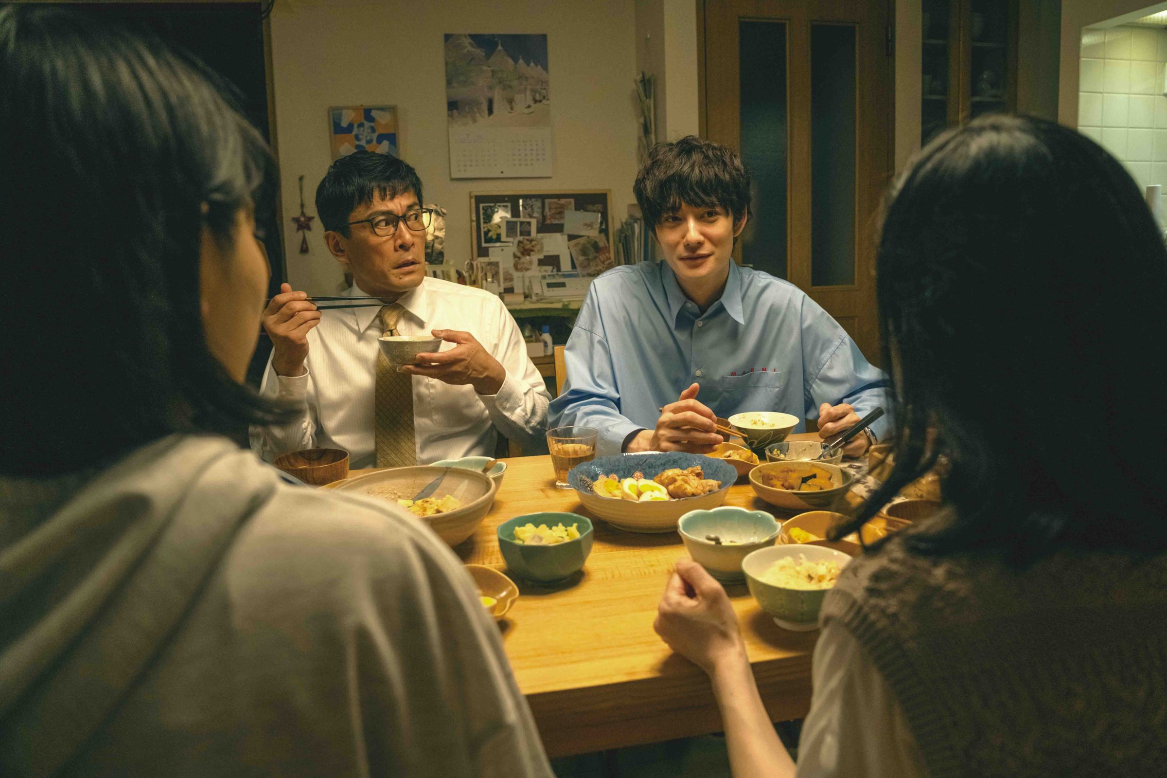 內野聖陽(左二)和岡田將生(右二)在《一騙到底》聯手展開追稅任務。(天馬行空提供)
