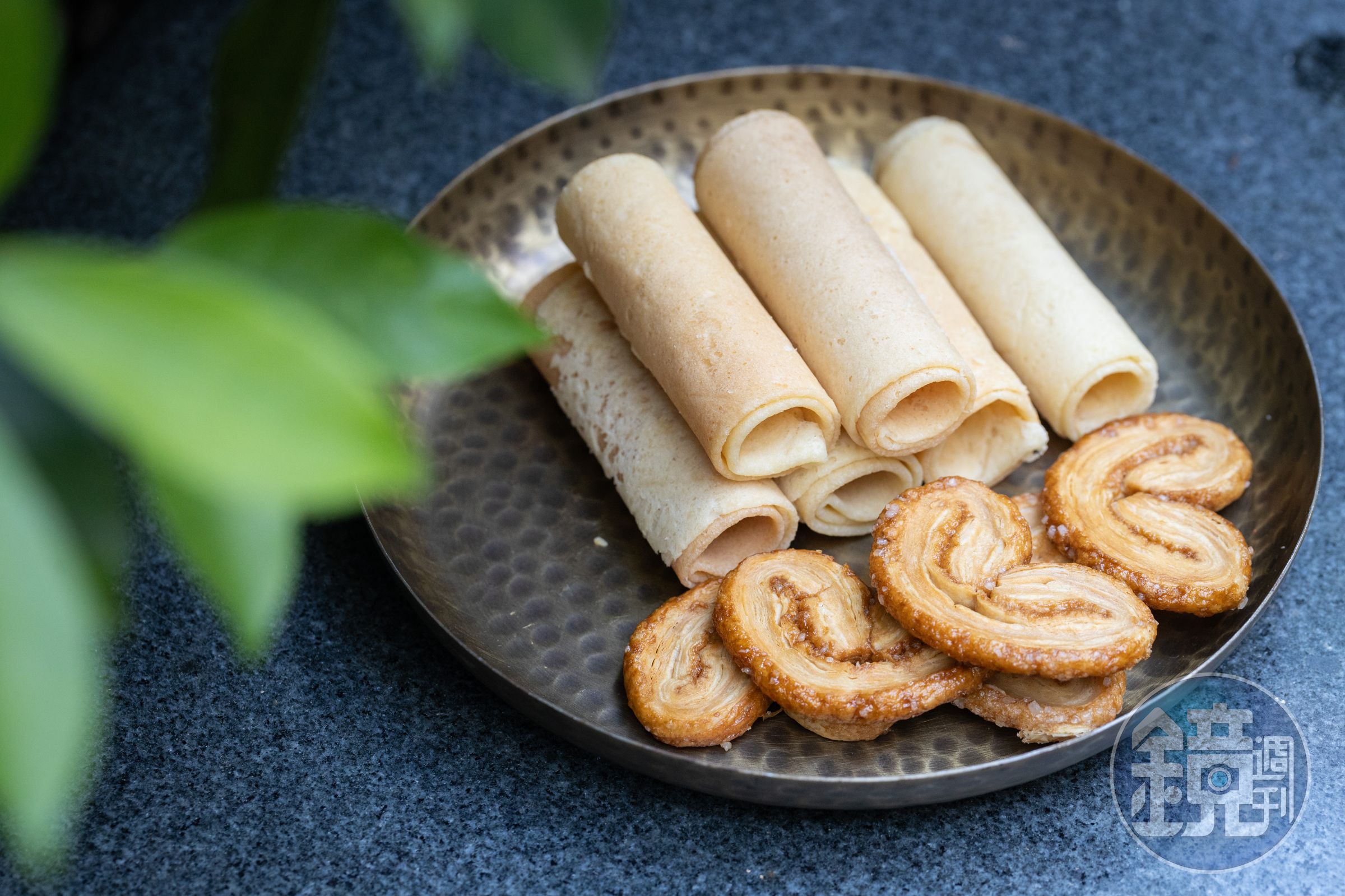 「特製鮮椰汁短蛋卷」（後，港幣38元／包）甜中帶鹹，十分涮嘴；「蝴蝶酥」（前，港幣50元／包）焦香可口。