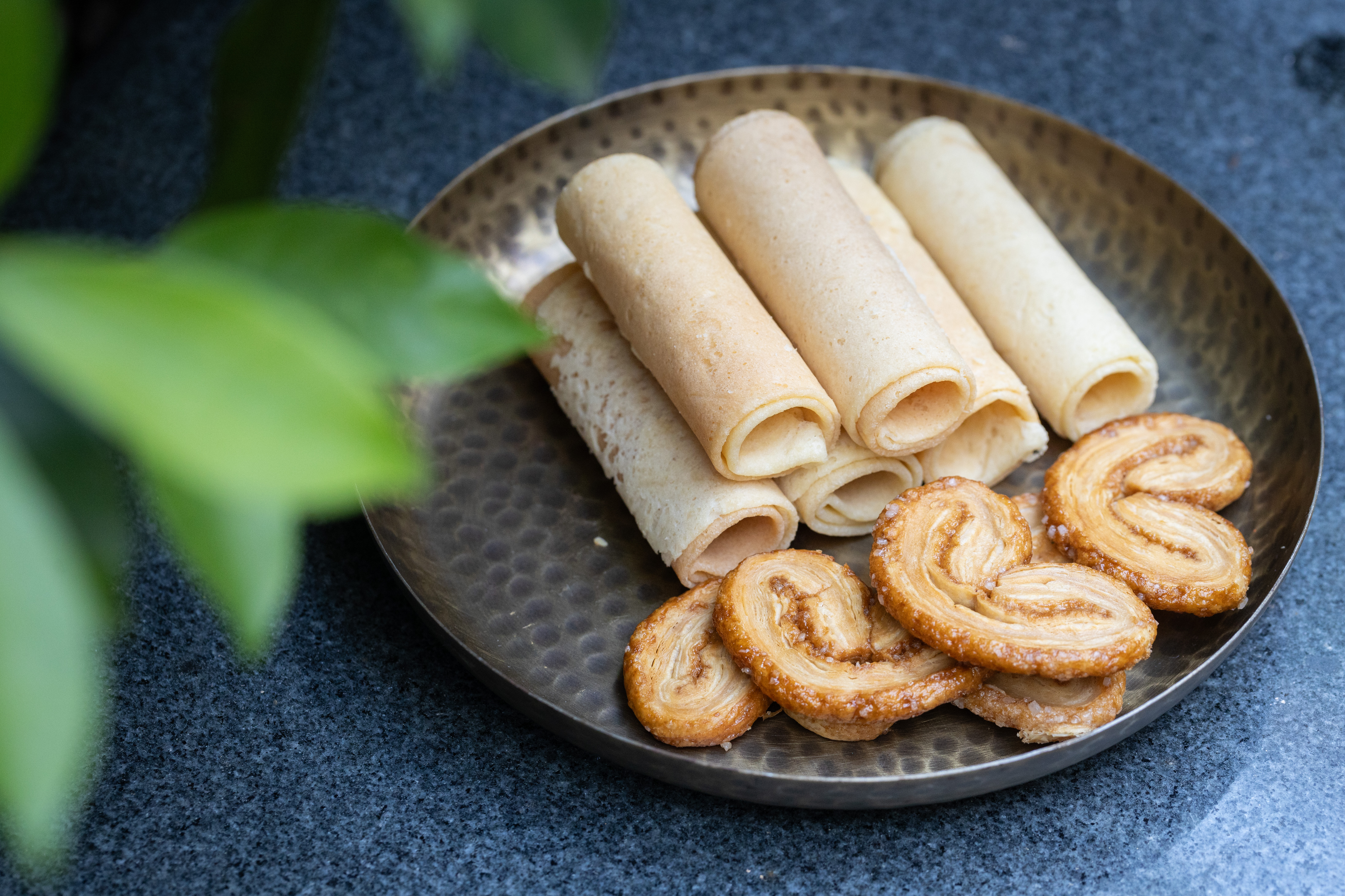 「特製鮮椰汁短蛋卷」（後，港幣38元／包）甜中帶鹹，十分涮嘴；「蝴蝶酥」（前，港幣50元／包）焦香可口。