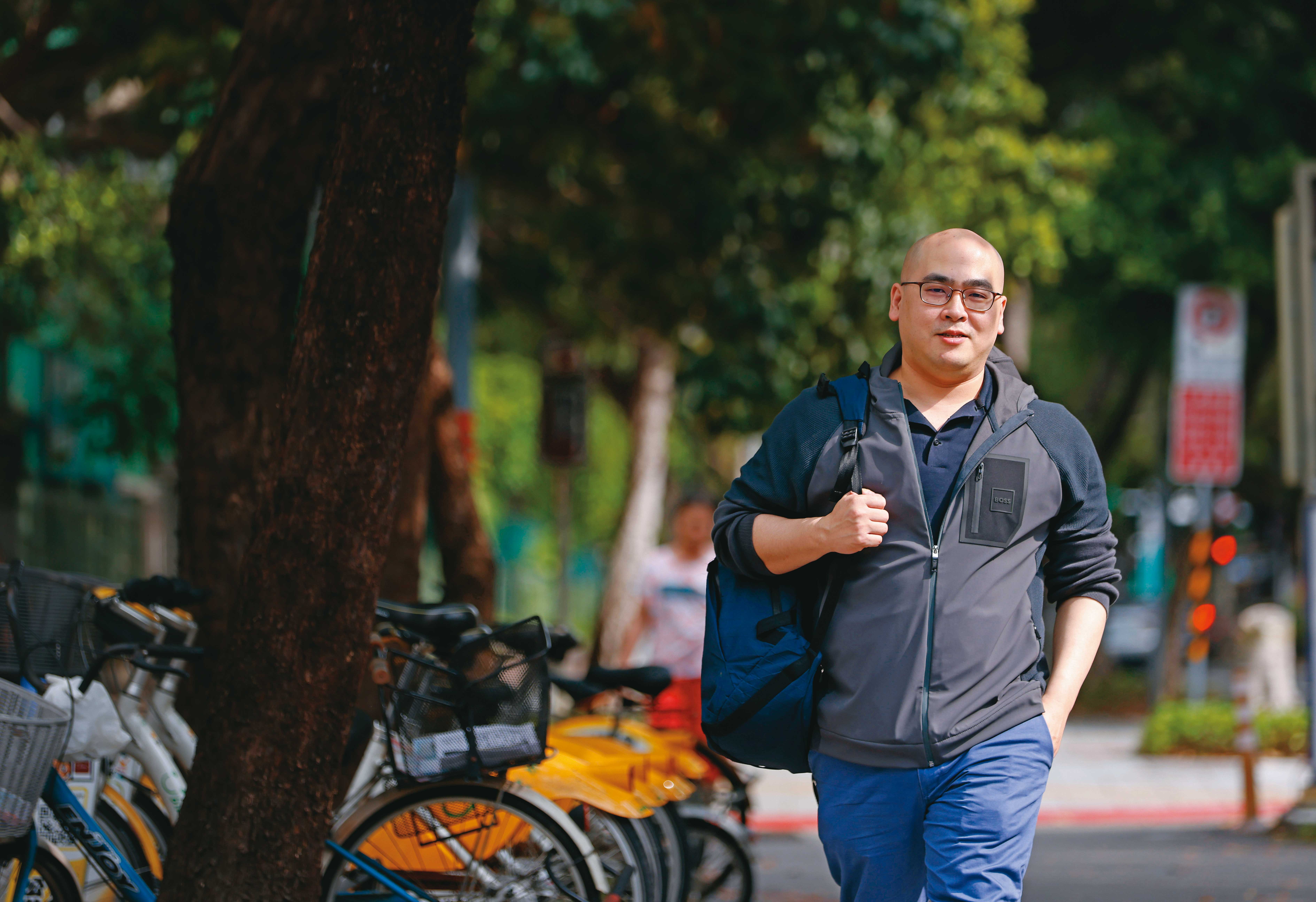除了當律師，蕭奕弘也熱愛教書，目前在台大國企系教法律。