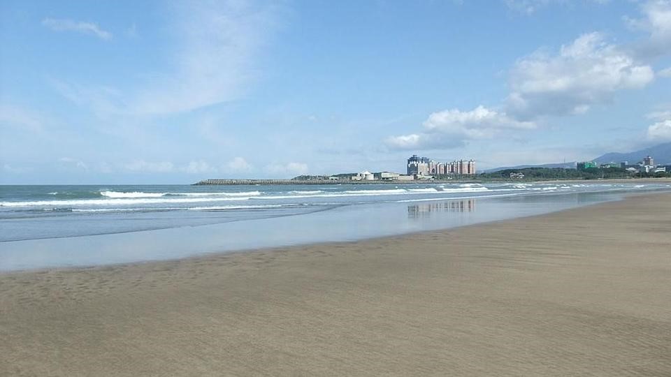 沙崙海灘上演擎天崗2.0版 網諷情侶野砲救國旅