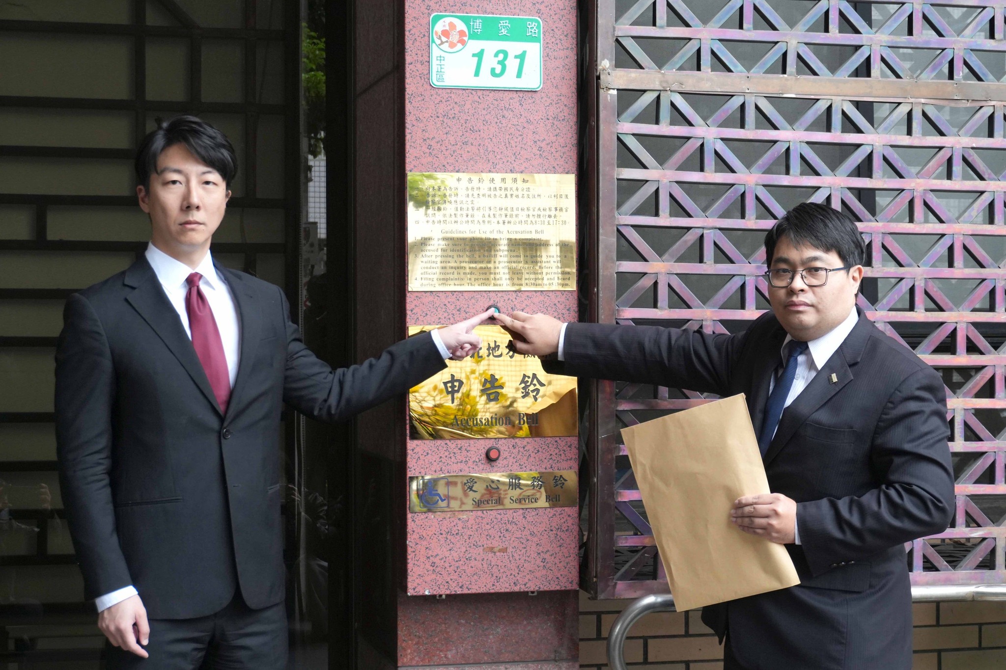 民進黨發言人吳崢今（7日）上午與律師黃帝穎前往北檢，告發涉虛假連署罷免的領銜人，涉偽造文書等罪嫌。（翻攝自吳崢臉書）