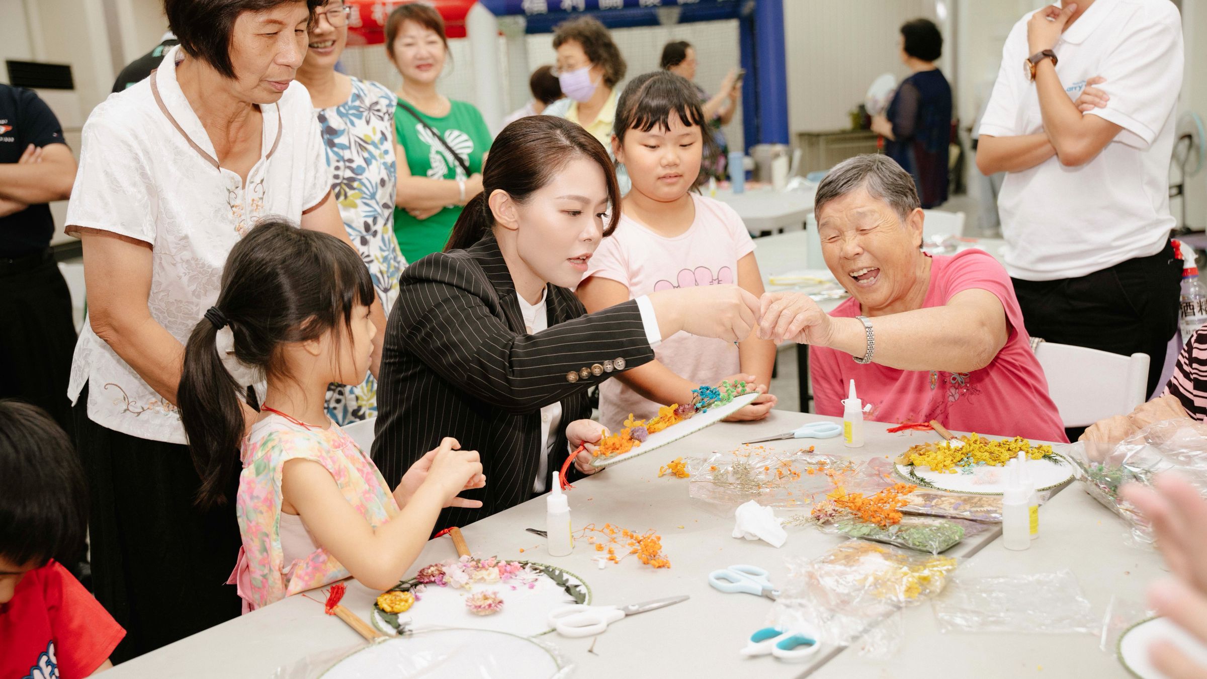 新竹市透過社區活動串起不同世代，讓長輩持續參與、學習與交流，也讓「在地安老」更貼近日常生活。