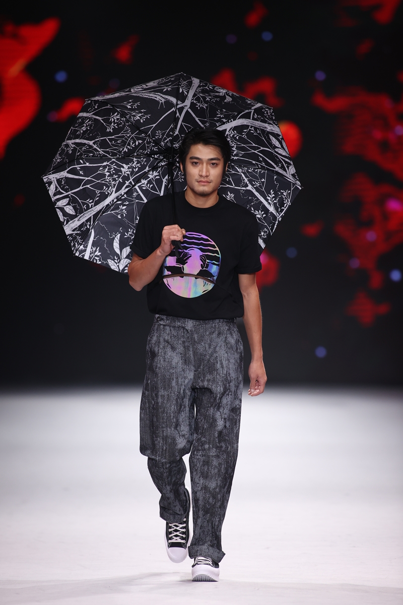 潘綱大拿著雨傘走上伸展台，致敬《人頭氣球》以傘與恐怖殺人氣球抗衡的經典畫面。（汪俐伶提供）