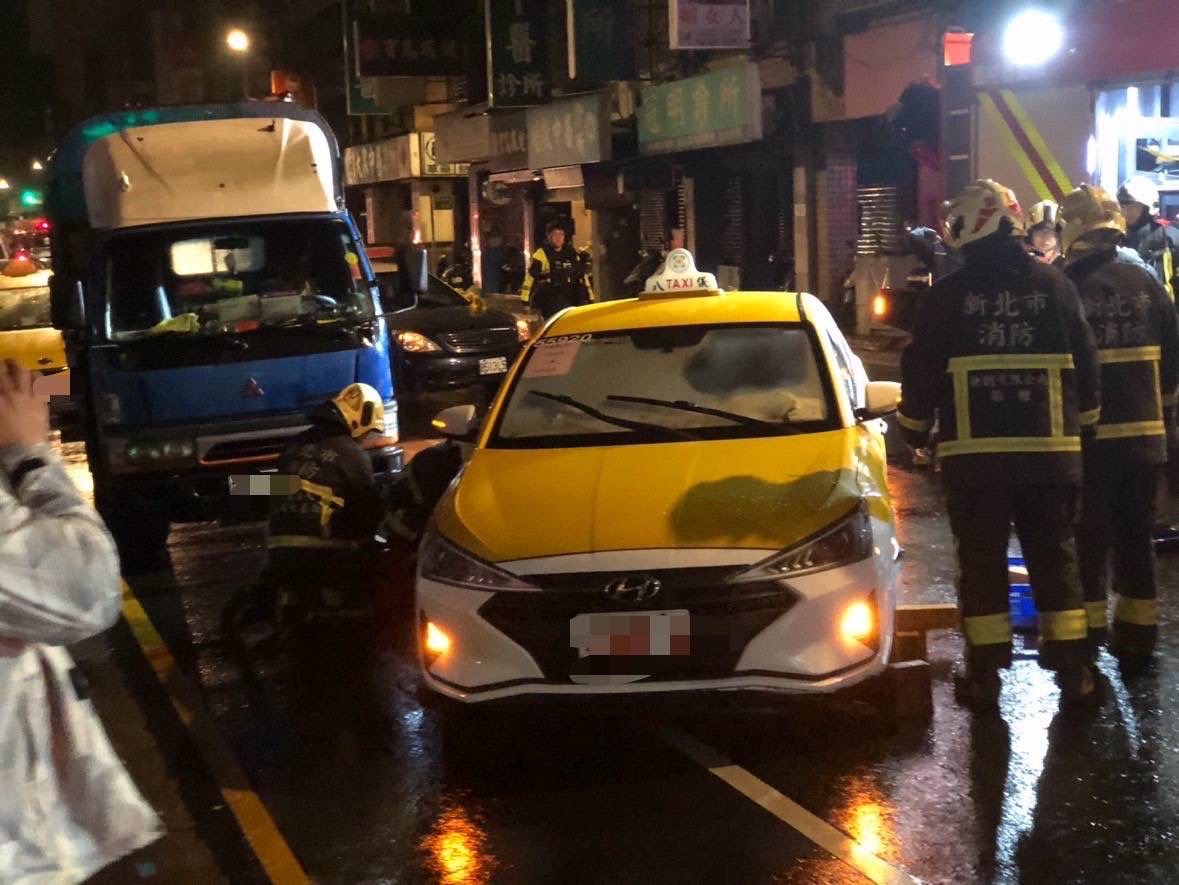 車禍現場一片凌亂。(警方提供)