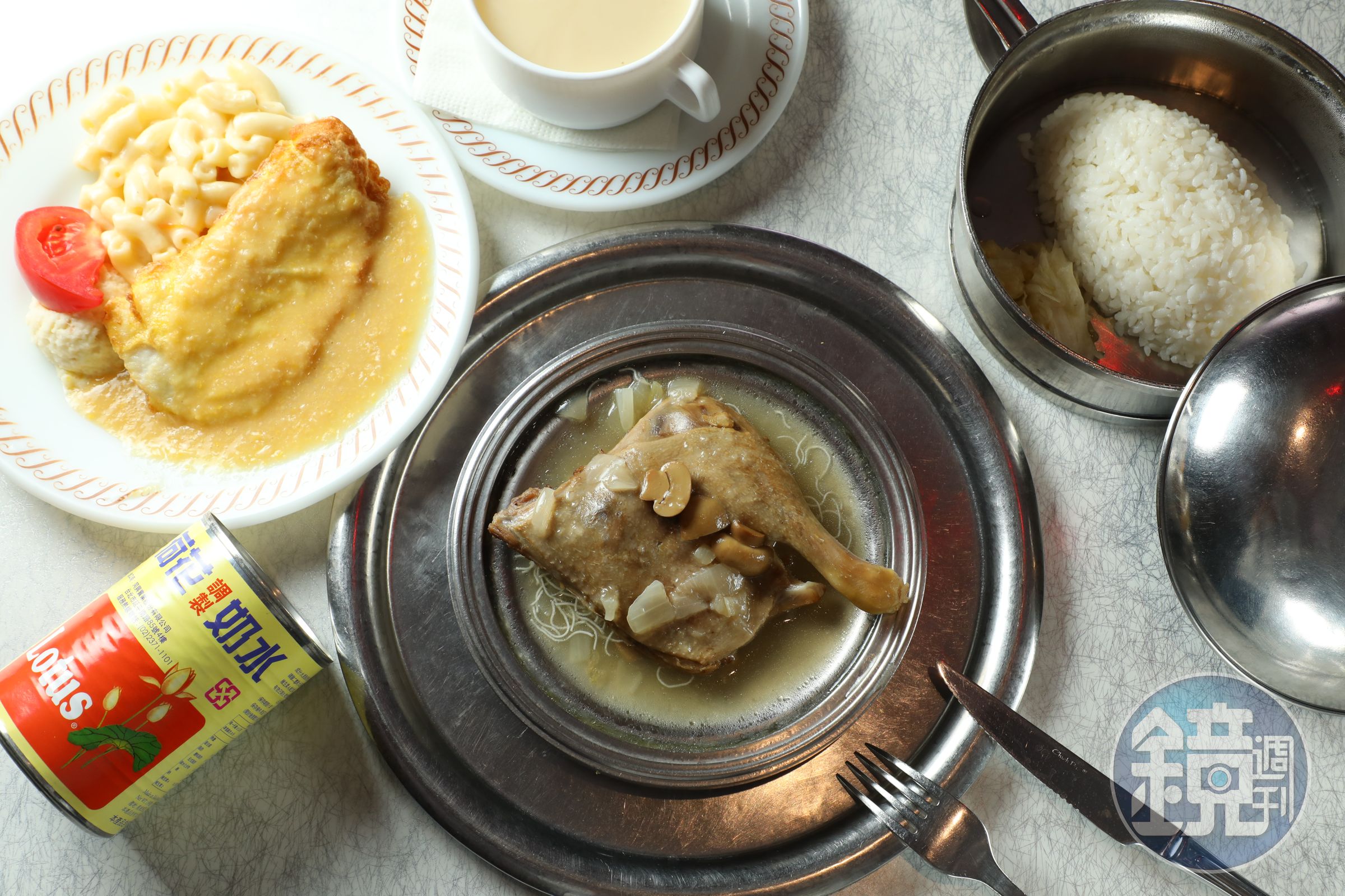 「鴨子飯特製版」套餐包括鮑魚濃湯、鴨子飯、白汁蛋煎魚與甜點、水果與飲品。（880元／套餐）