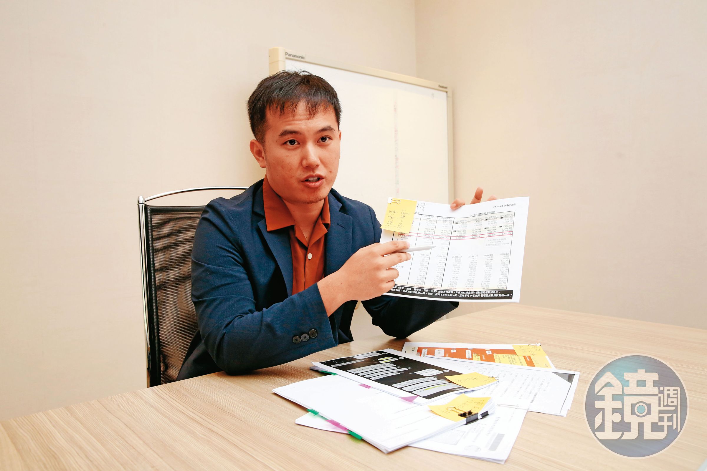 台鋁商場經理(圖)秀出對話紀錄與存證信函等資料,控訴秀泰無誠意還款。
