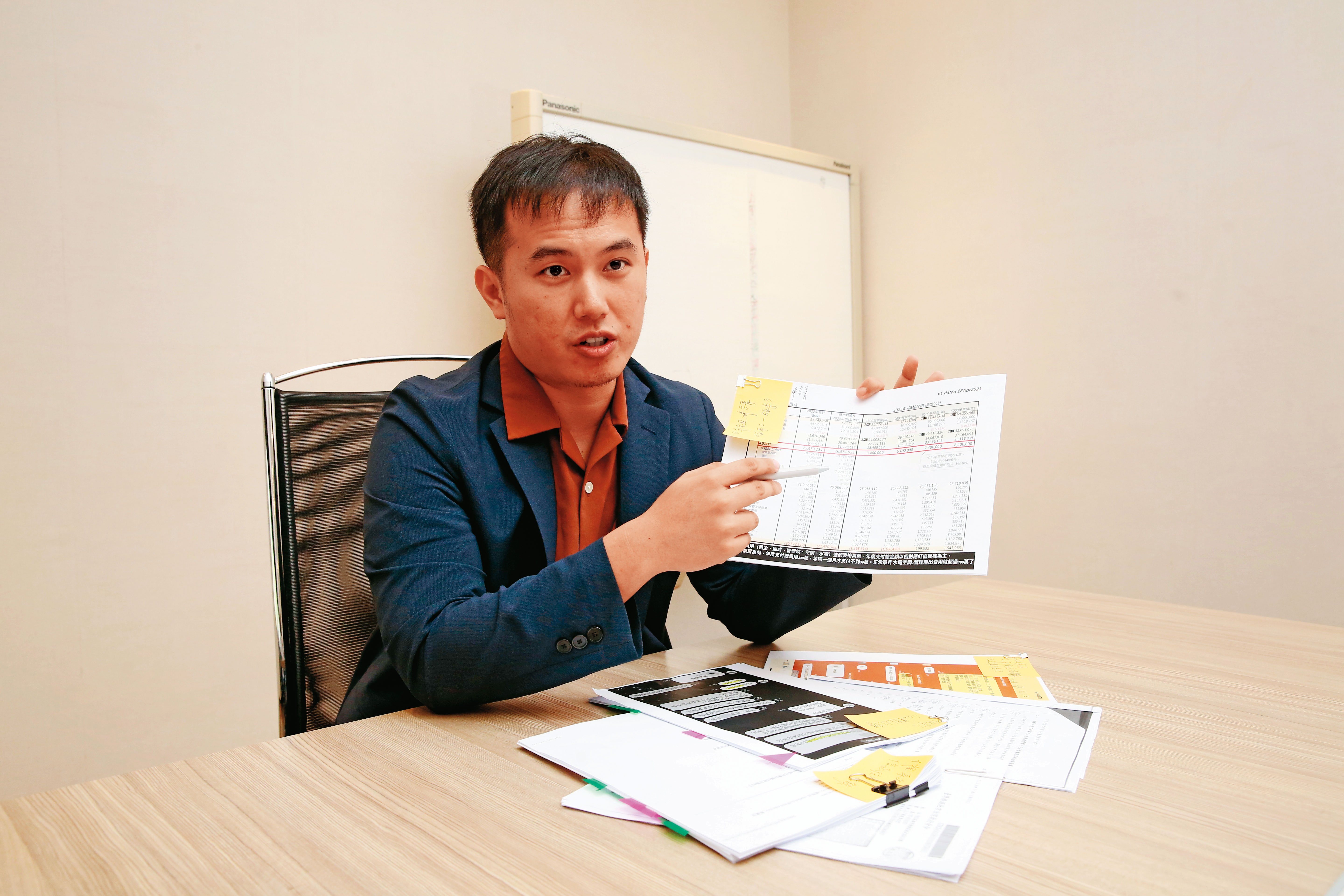 台鋁商場經理(圖)秀出對話紀錄與存證信函等資料,控訴秀泰無誠意還款。