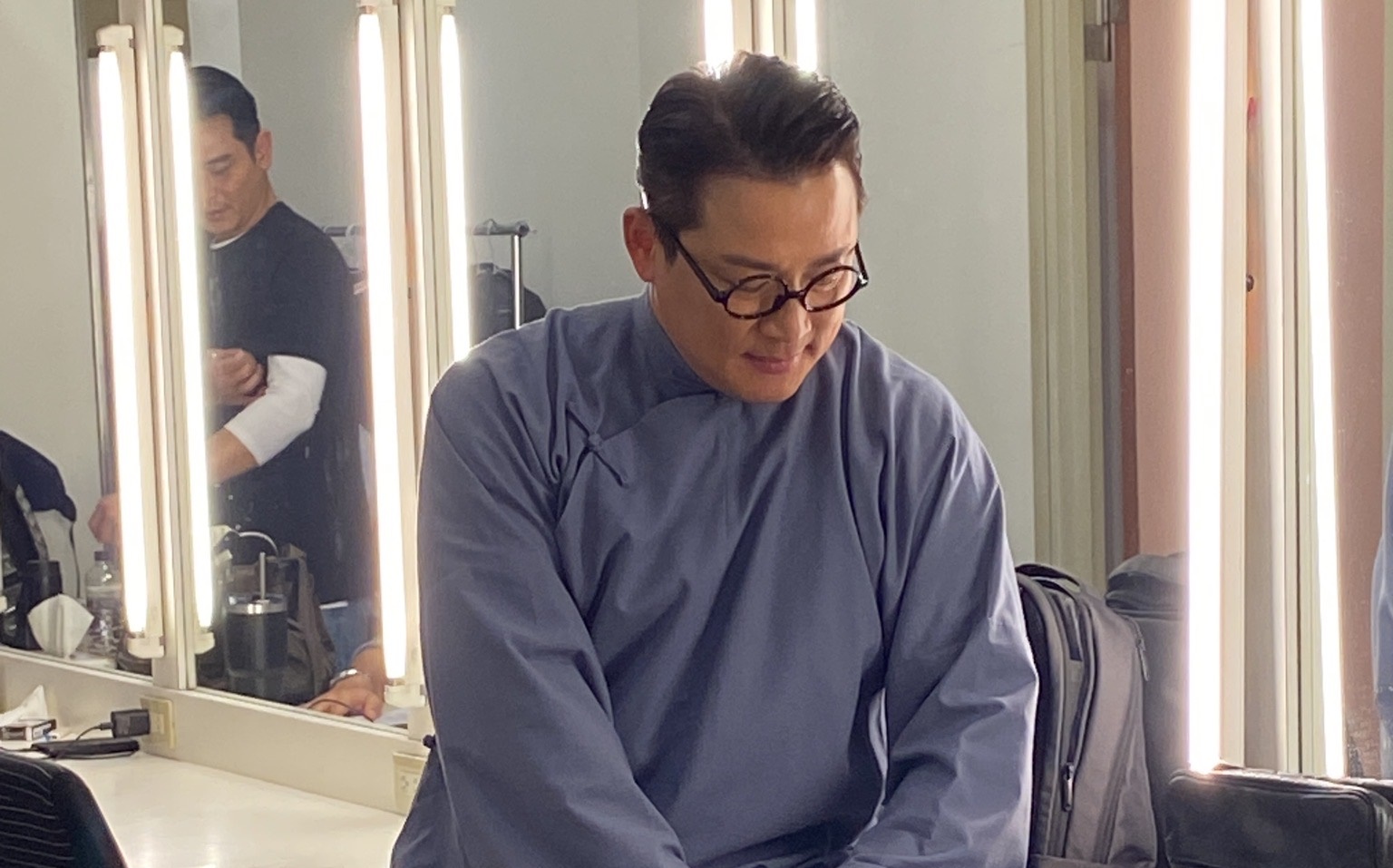 江宏恩扮成徐志摩舉止跟著斯文許多。（三立提供）