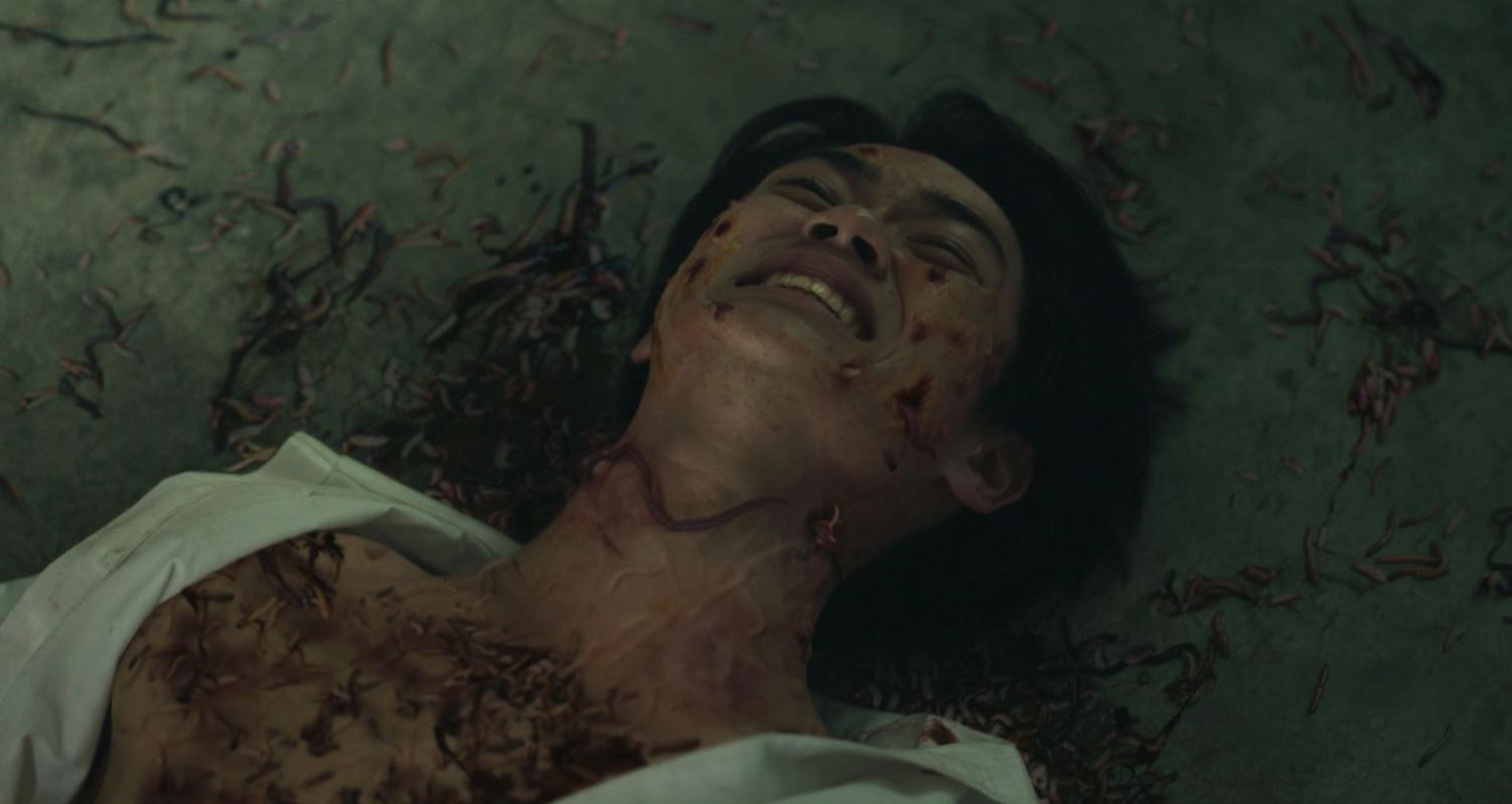 《邪降:覺醒》中,演員親上陣,大量蚯蚓、蛆蟲灑全身。(威視電影提供)