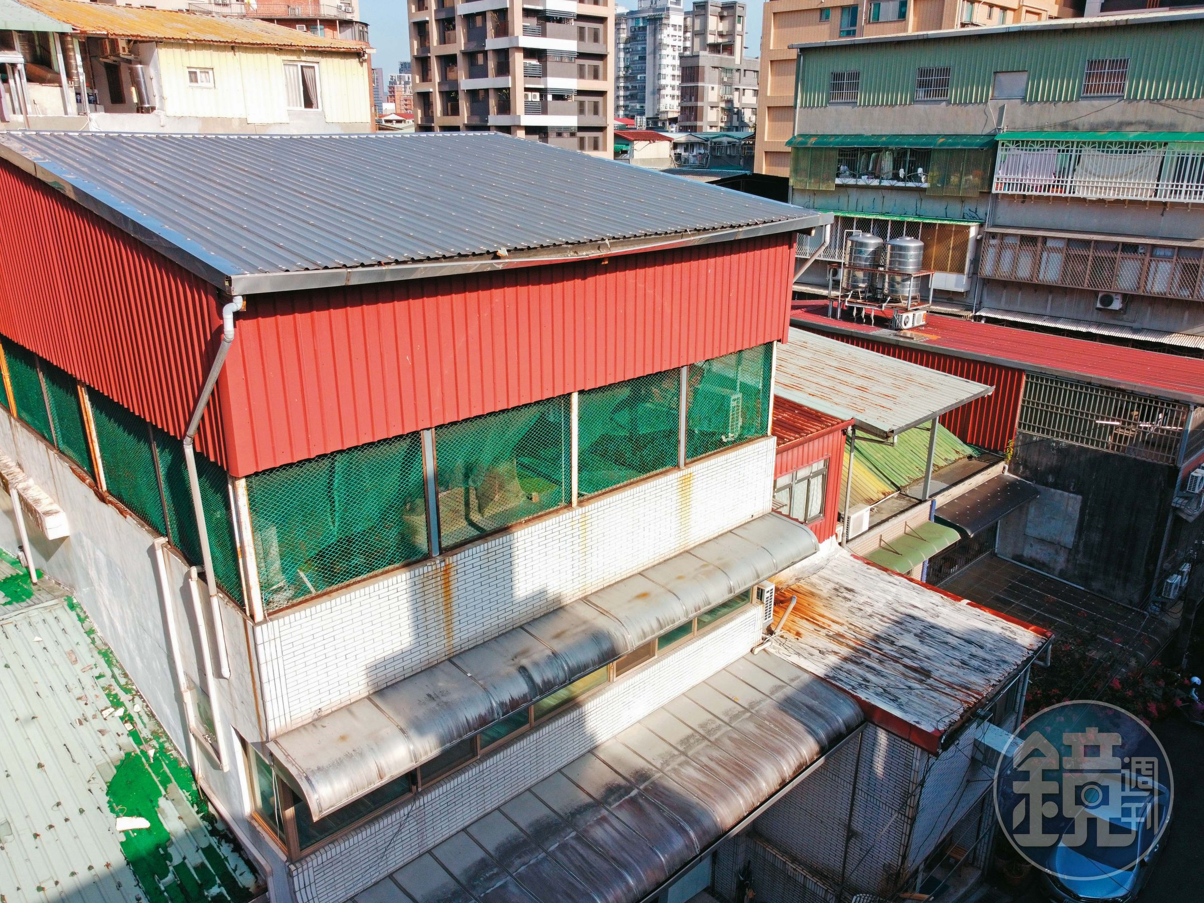 張家透天厝的頂樓加蓋狀況不錯,結構、管線都很新,不像既存違建。