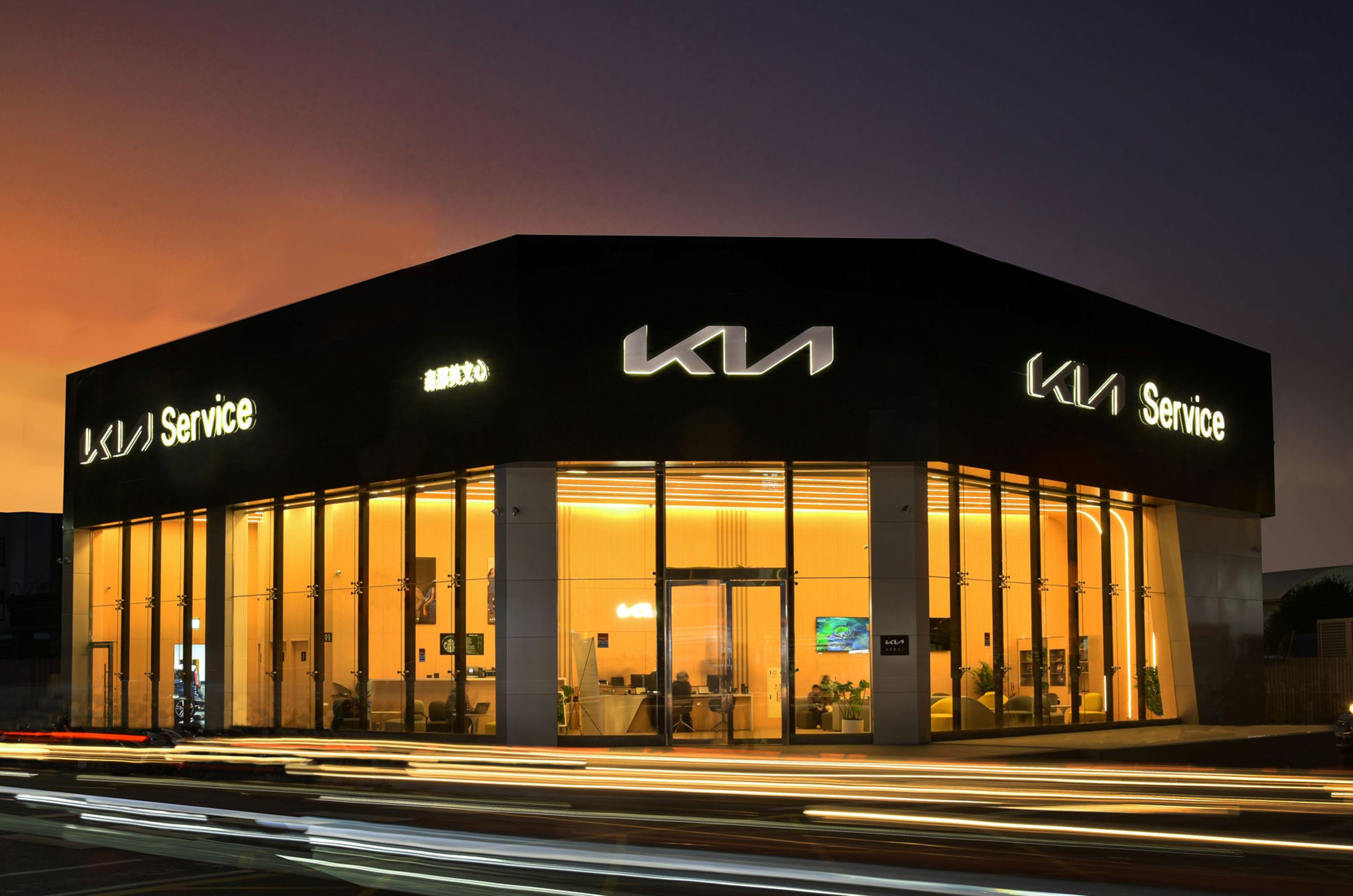 全新升級開幕的Kia台中文心2S服務廠，遵循「Kia Store」設計概念打造，在占地750坪的寬闊空間，設有220坪的舒適室內空間與大片採光落地窗。
