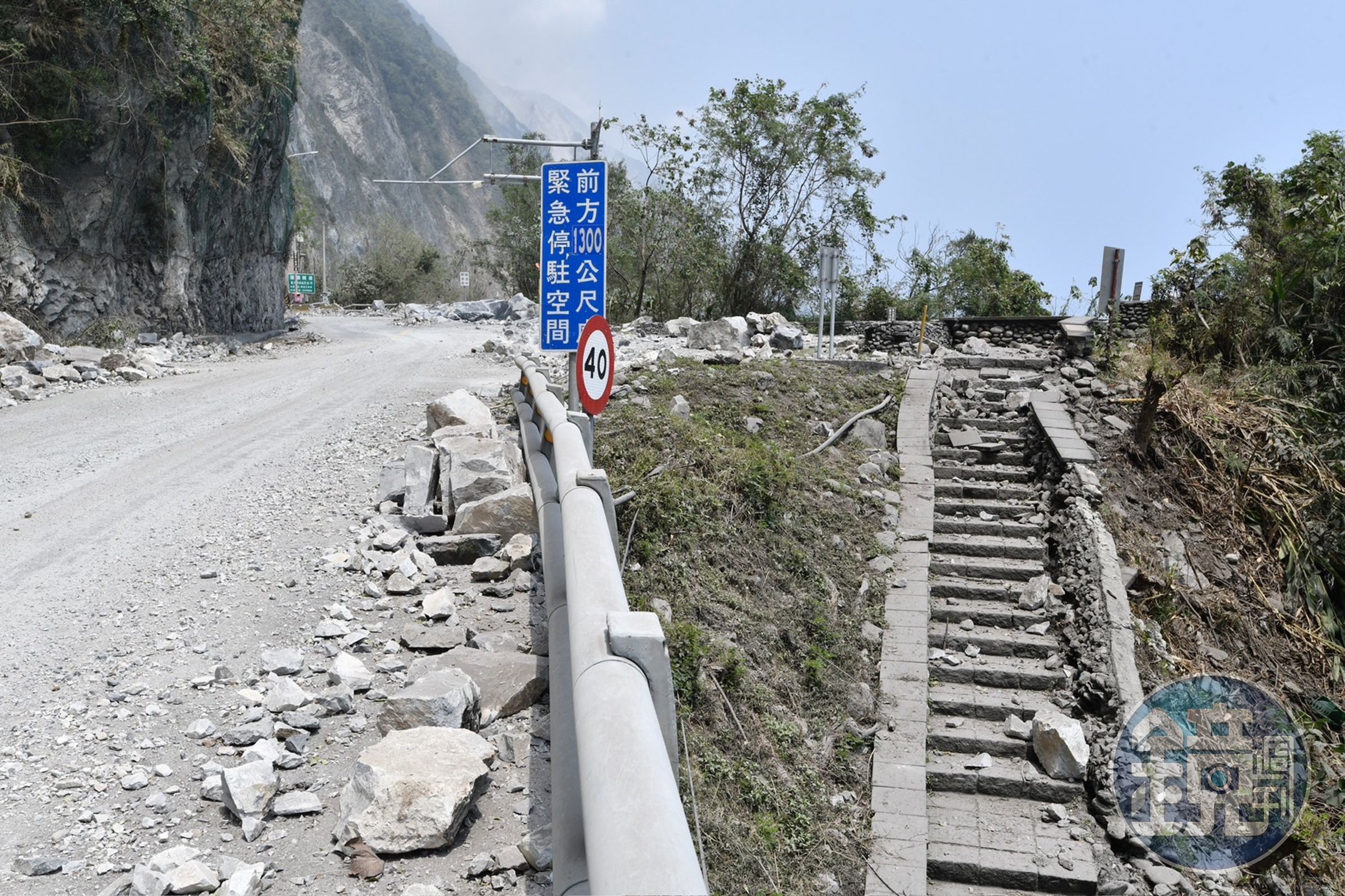 規模7.2地震於本月3日重創花蓮,匯德隧道周遭道路滿是峭壁崩下的落石。